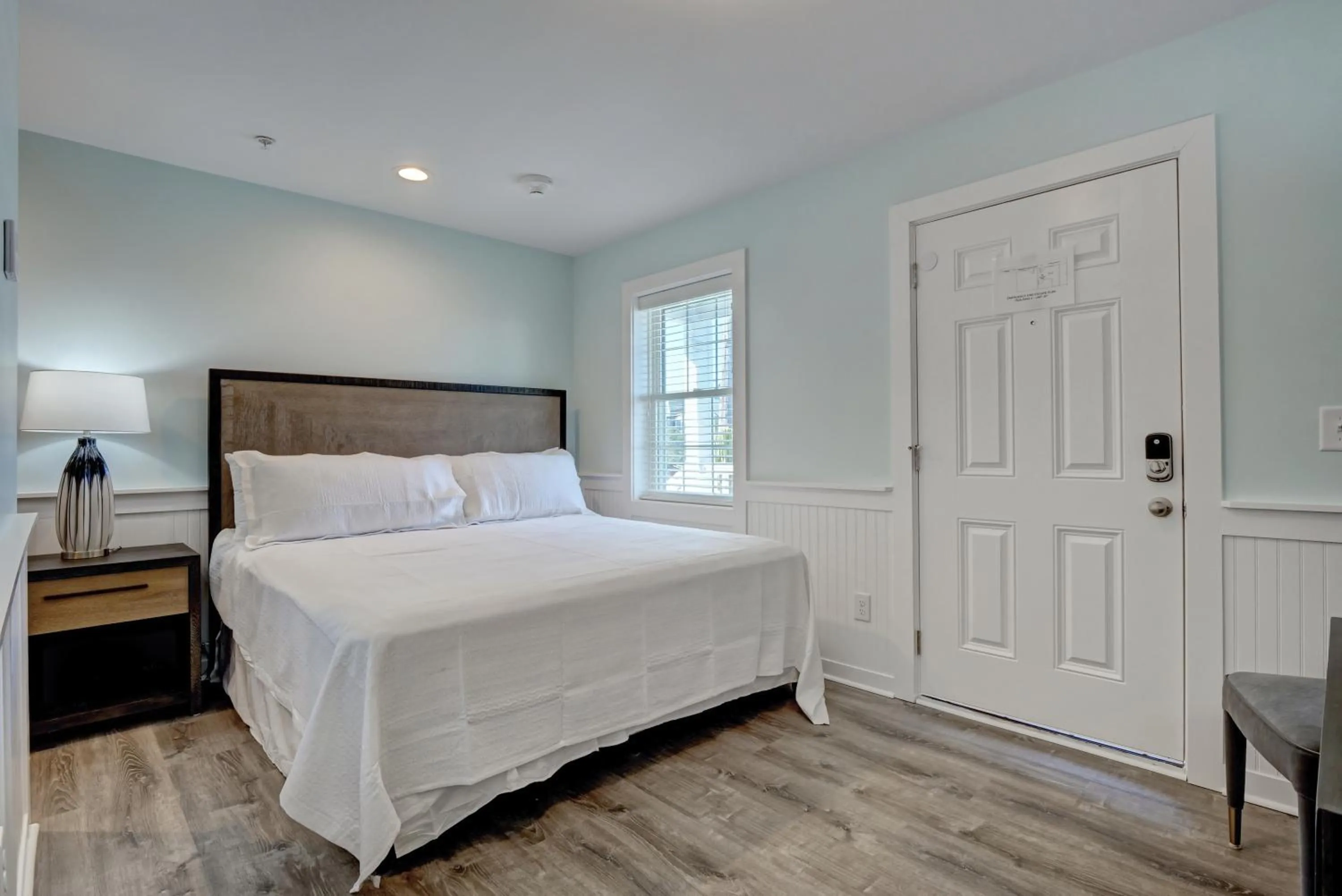 Property building, Bed in Loggerhead Inn and Suites