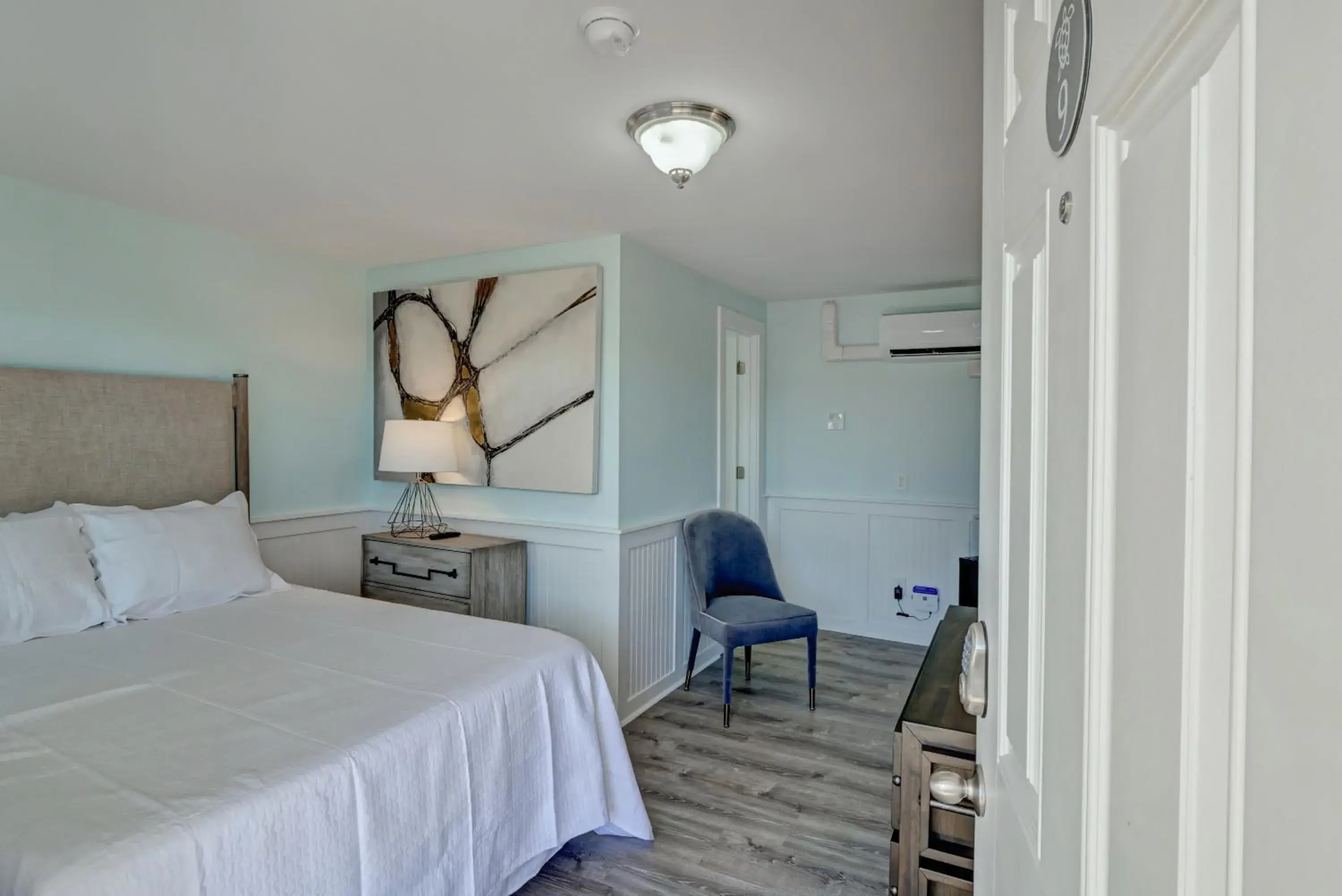 Property building, Bed in Loggerhead Inn and Suites Property building, Bed in Loggerhead Inn and Suites