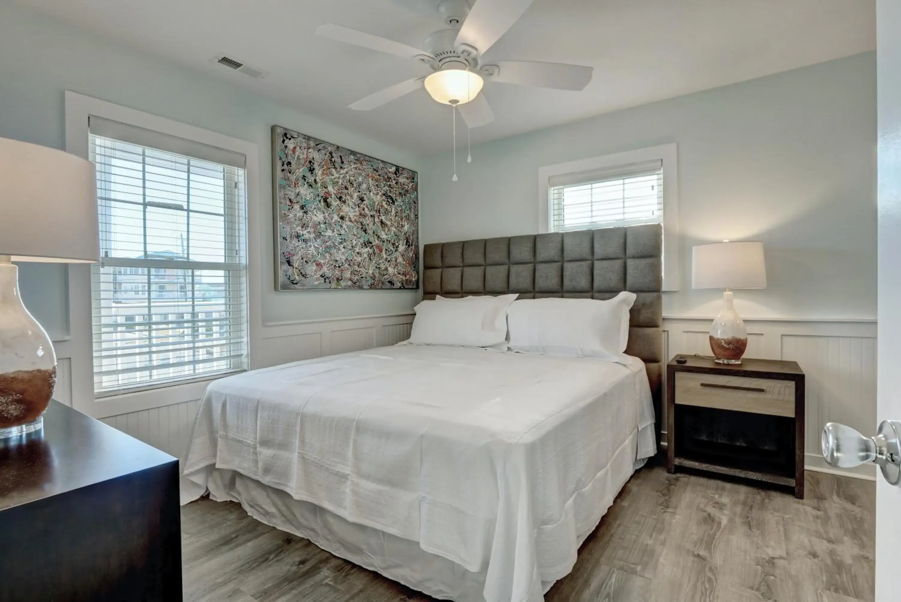 Property building, Bed in Loggerhead Inn and Suites Property building, Bed in Loggerhead Inn and Suites