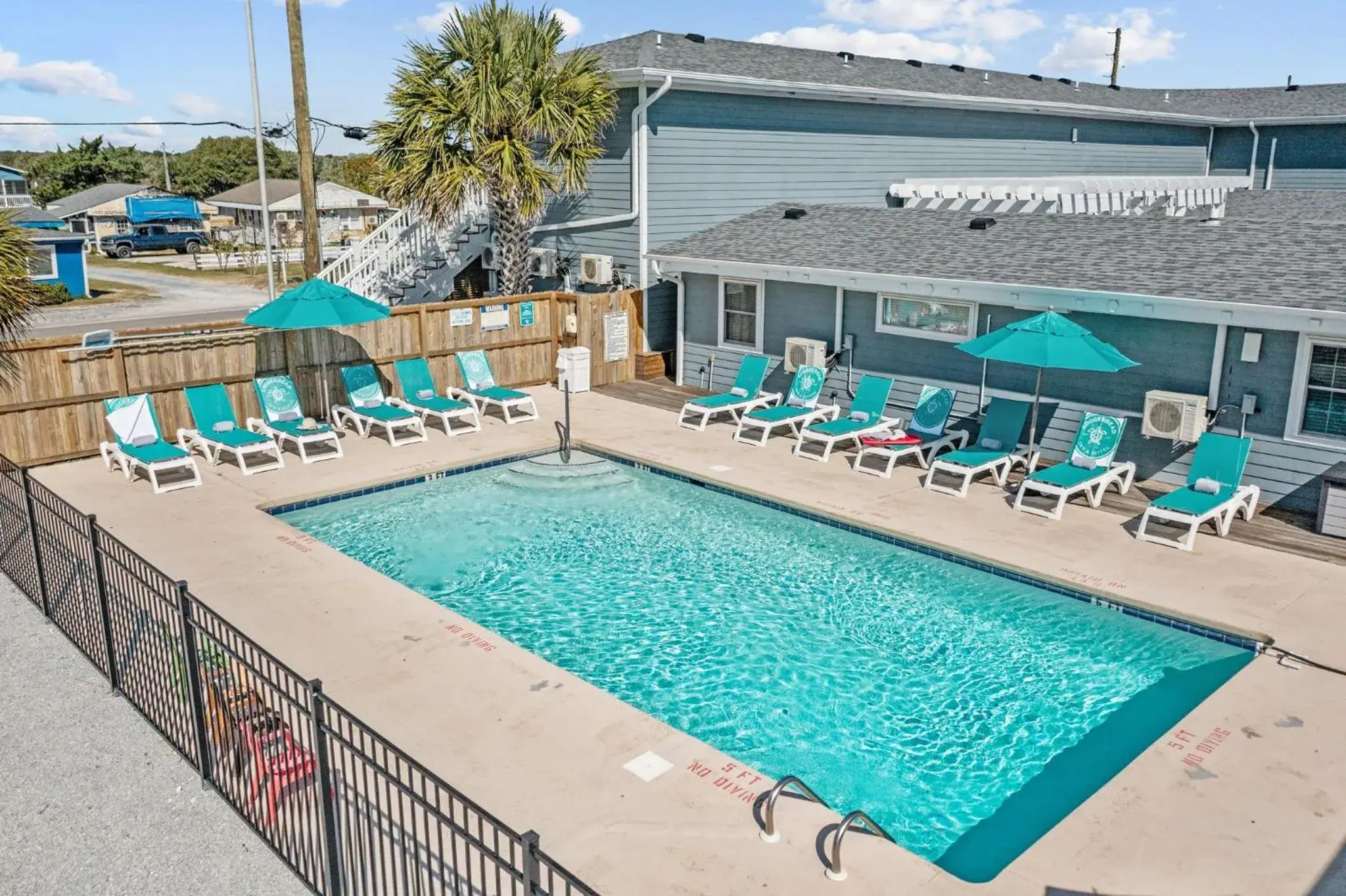 Swimming pool in Loggerhead Inn and Suites Swimming pool in Loggerhead Inn and Suites