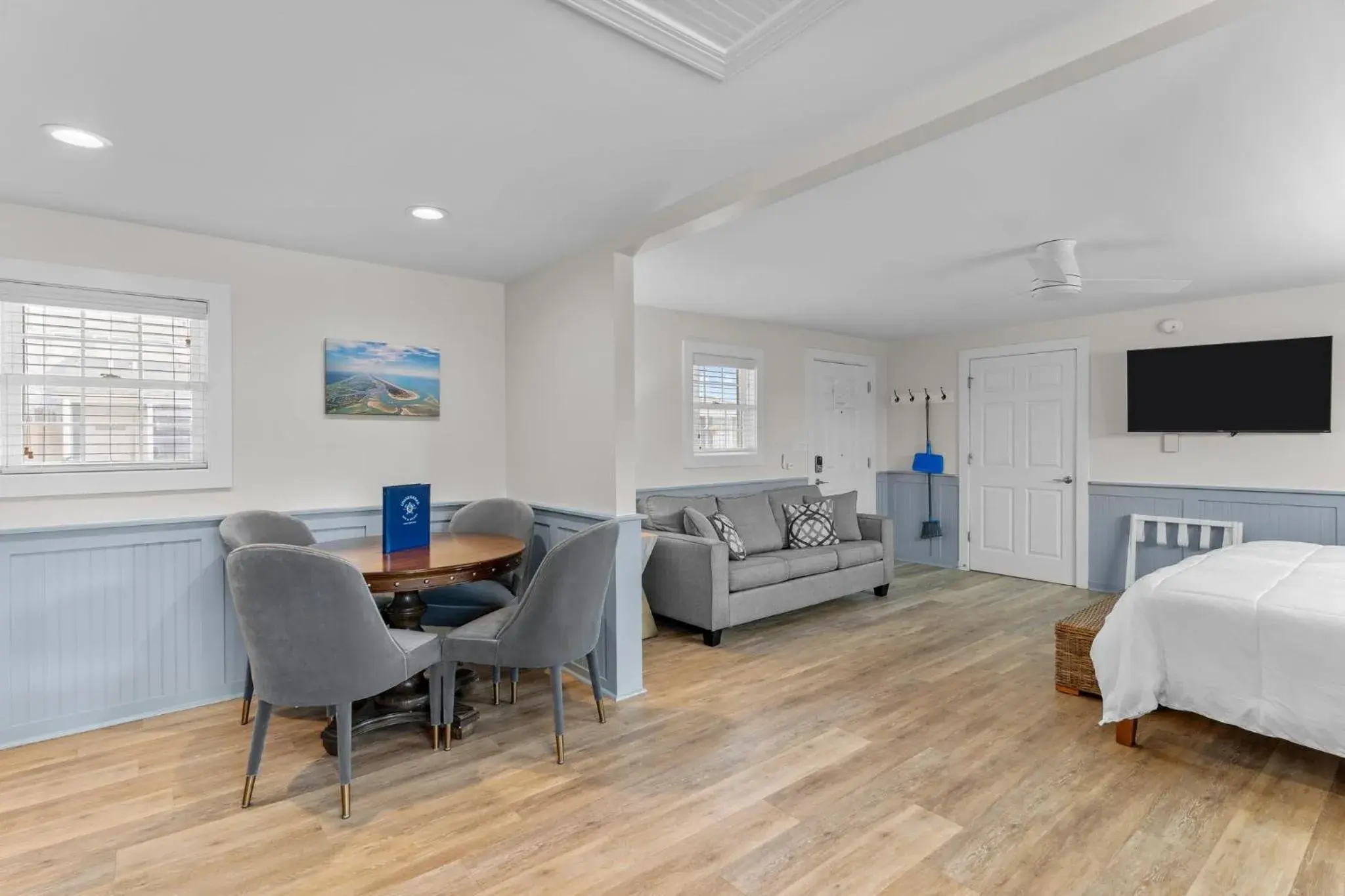 Deluxe King Suite in Loggerhead Inn and Suites Deluxe King Suite in Loggerhead Inn and Suites