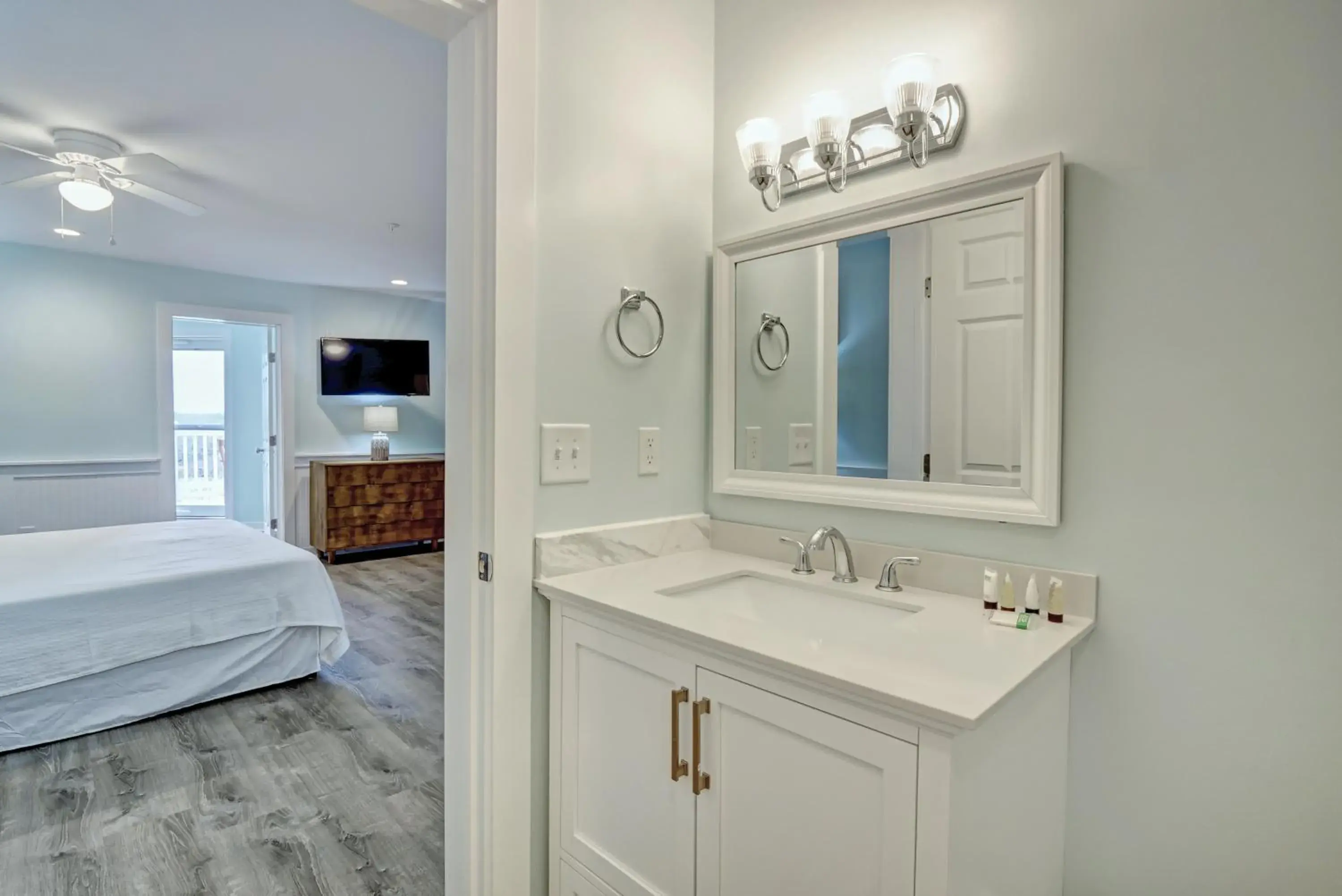 Property building, Bed in Loggerhead Inn and Suites Property building, Bed in Loggerhead Inn and Suites