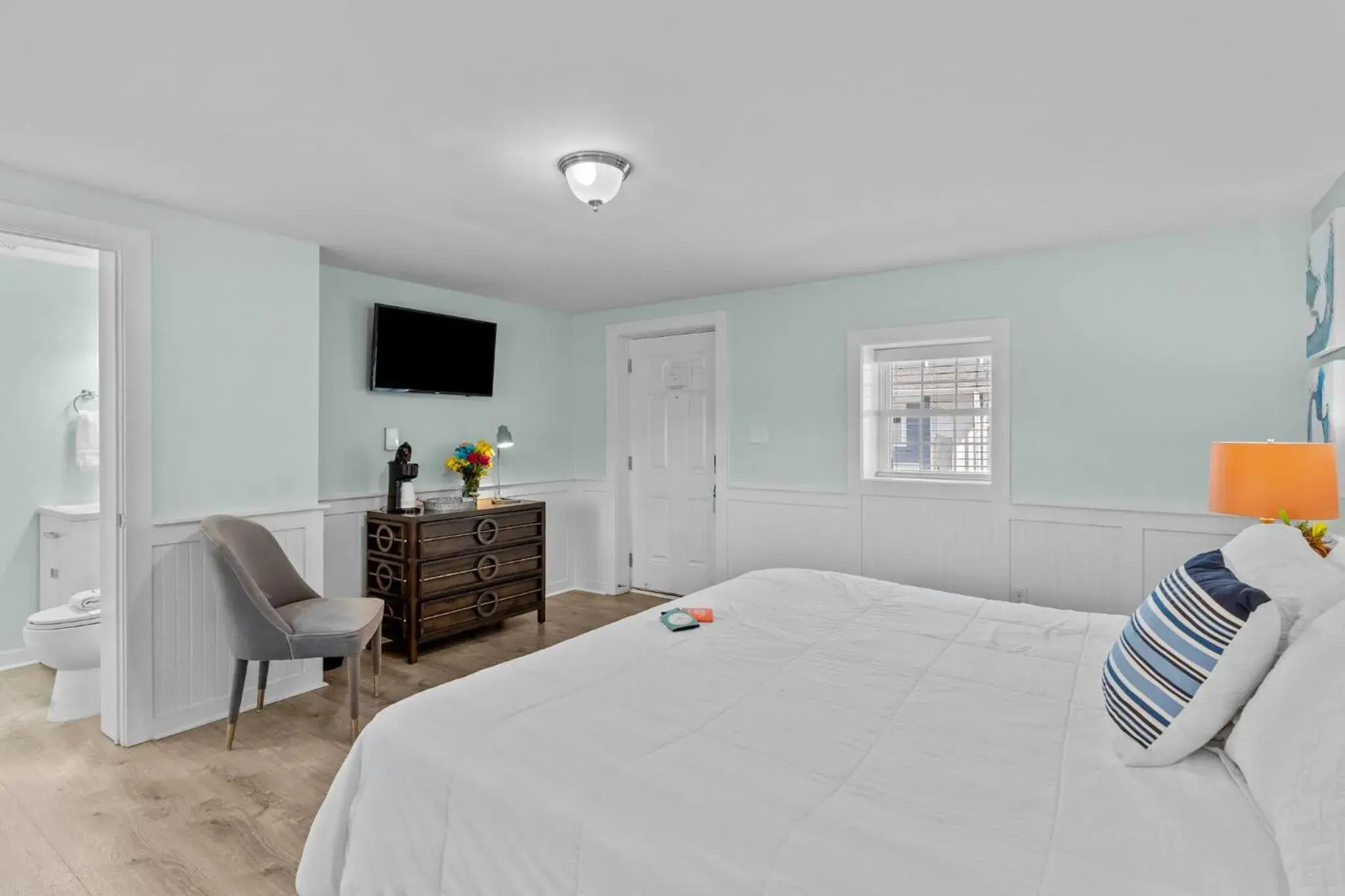 Deluxe King Room in Loggerhead Inn and Suites Deluxe King Room in Loggerhead Inn and Suites