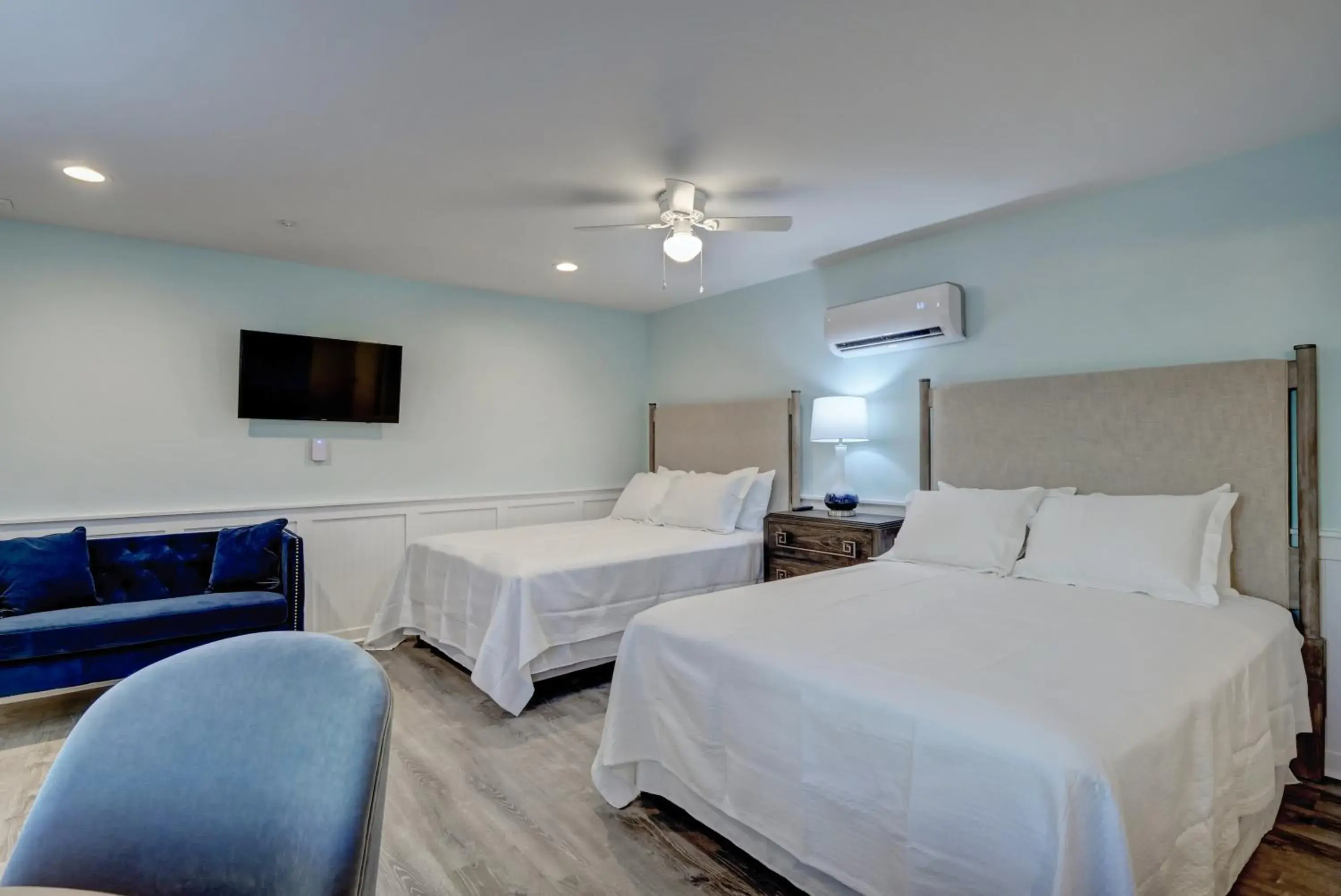 Property building, Bed in Loggerhead Inn and Suites Property building, Bed in Loggerhead Inn and Suites