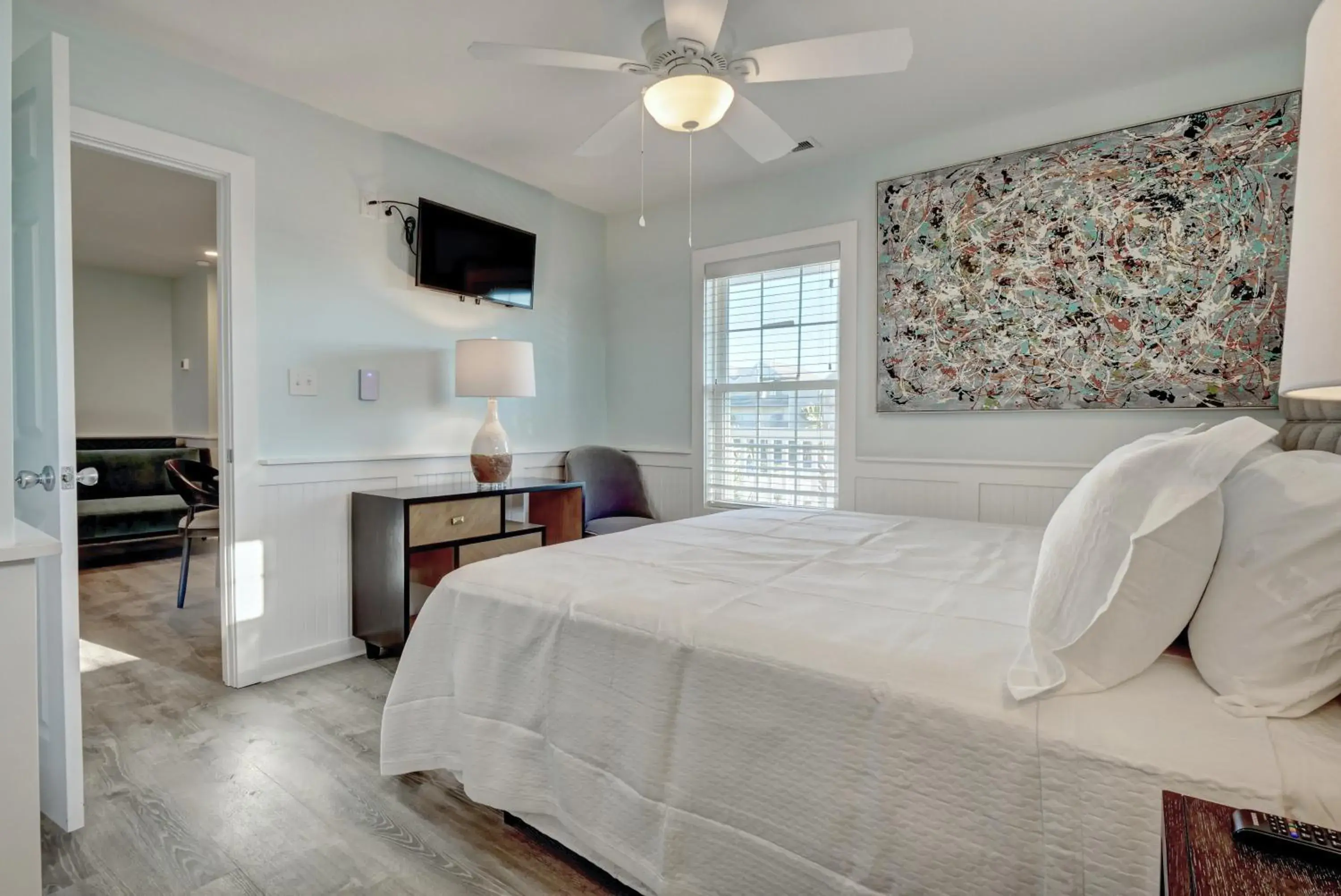 Property building, Bed in Loggerhead Inn and Suites Property building, Bed in Loggerhead Inn and Suites