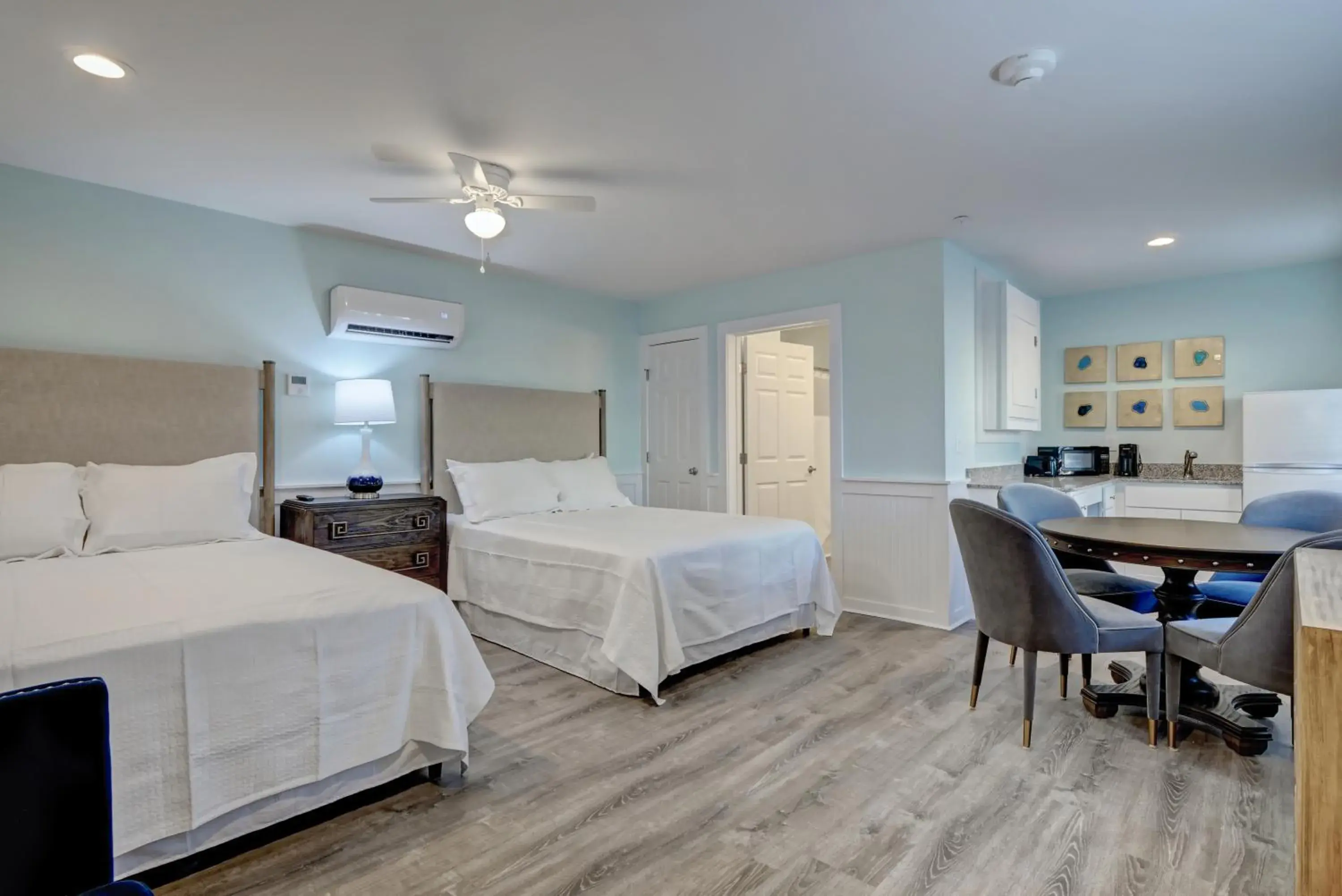 Property building, Bed in Loggerhead Inn and Suites Property building, Bed in Loggerhead Inn and Suites