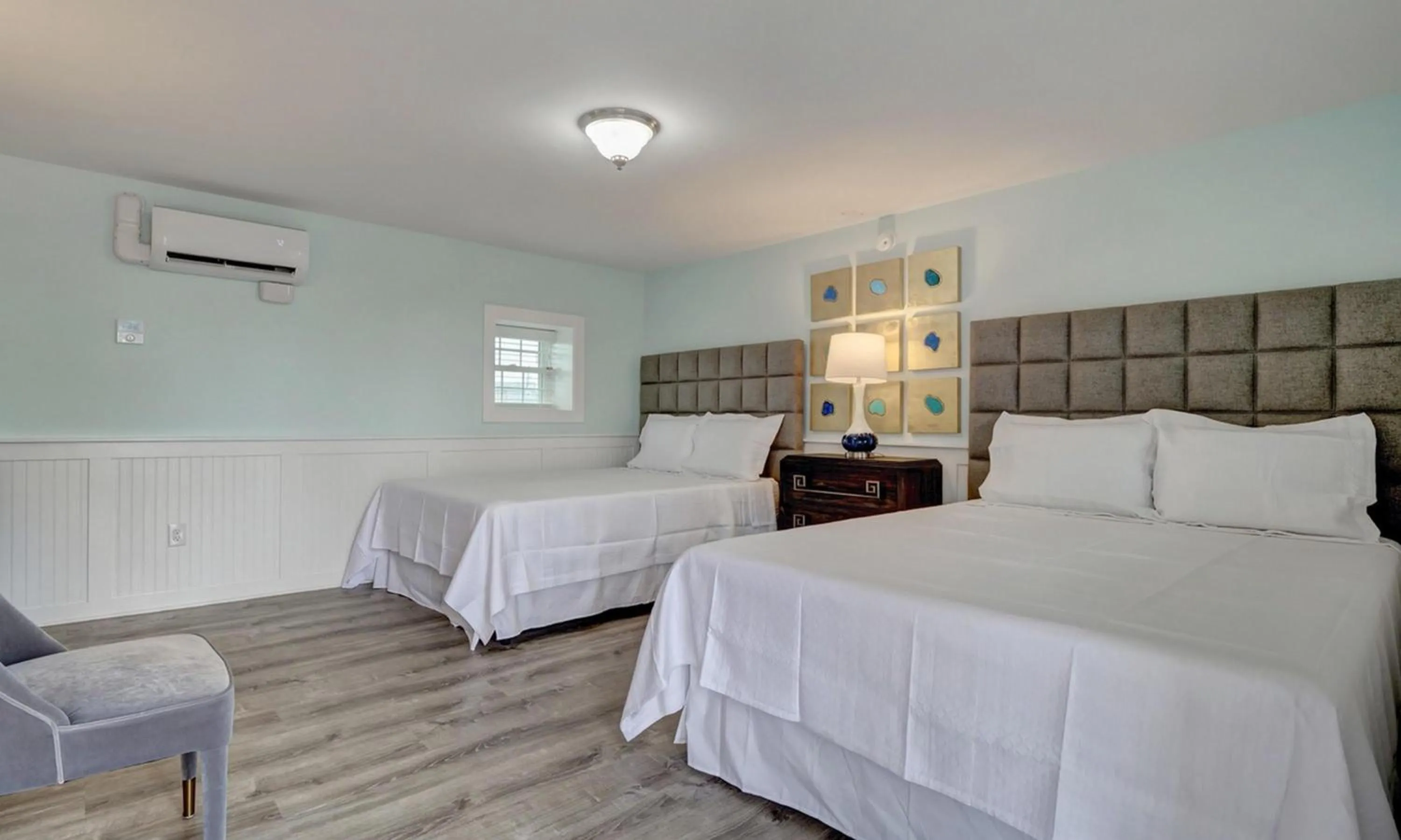 Bed in Loggerhead Inn and Suites