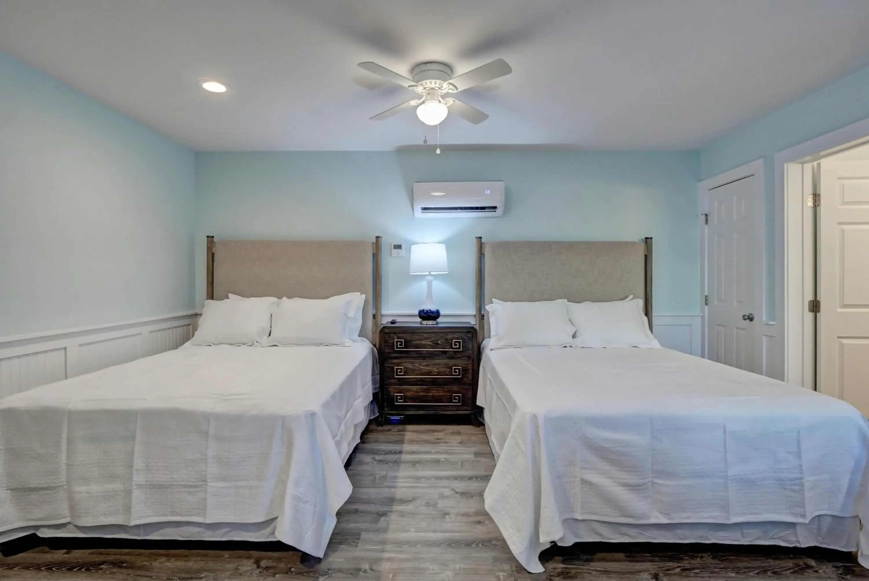 Property building, Bed in Loggerhead Inn and Suites Property building, Bed in Loggerhead Inn and Suites