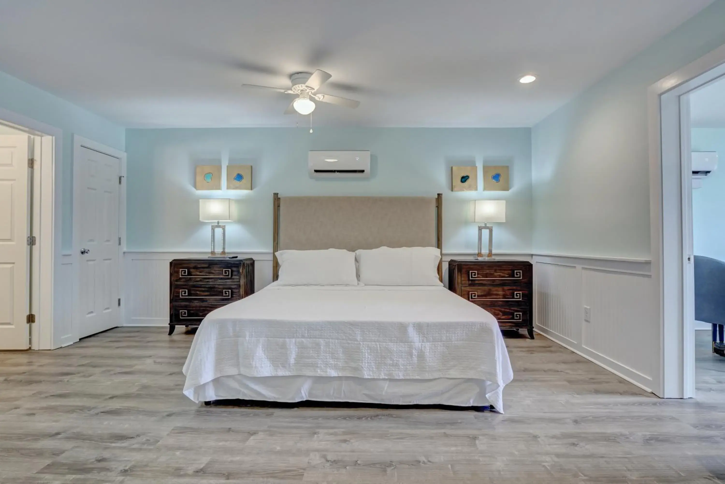 Property building, Bed in Loggerhead Inn and Suites Property building, Bed in Loggerhead Inn and Suites