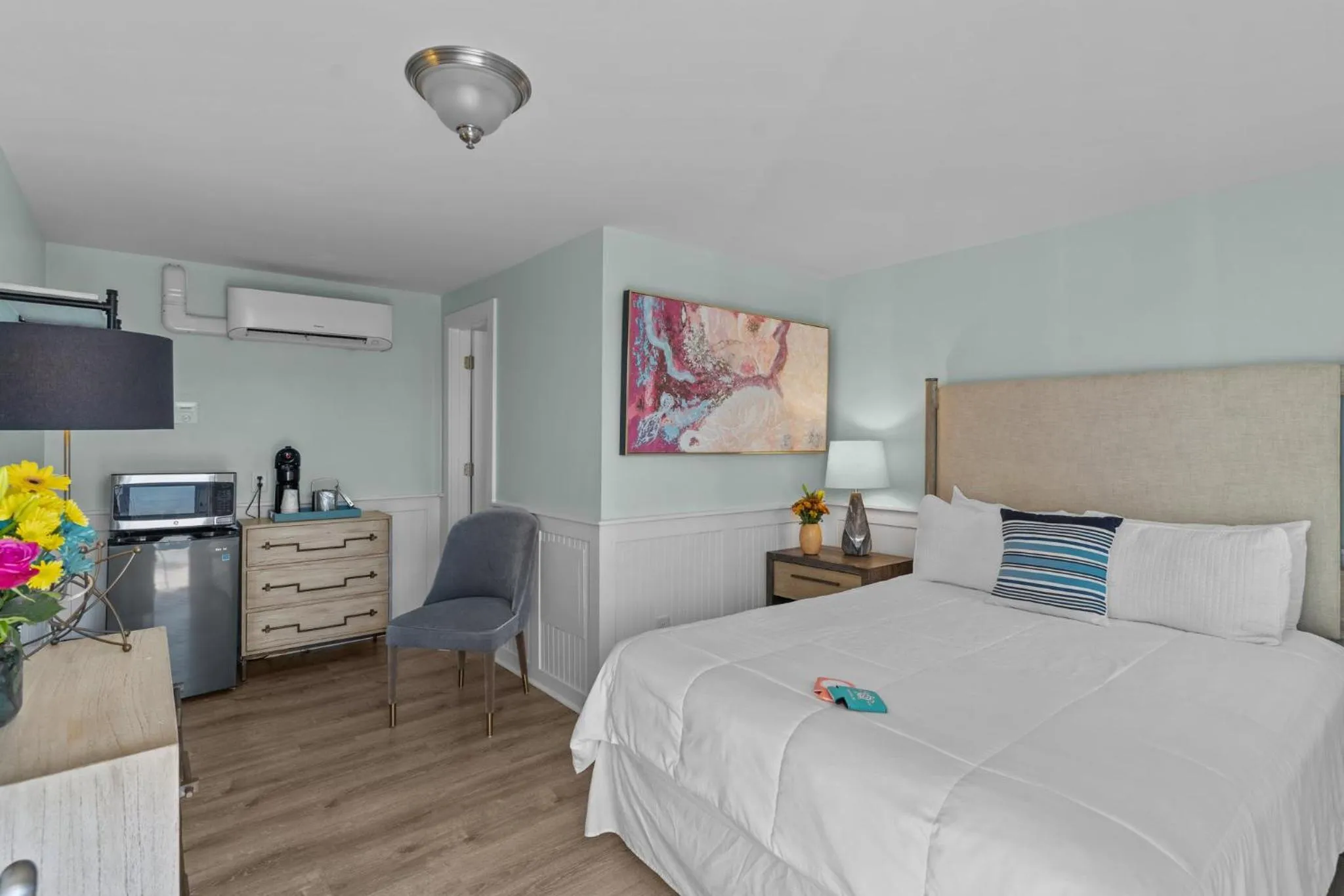 Photo of the whole room, Bed in Loggerhead Inn and Suites