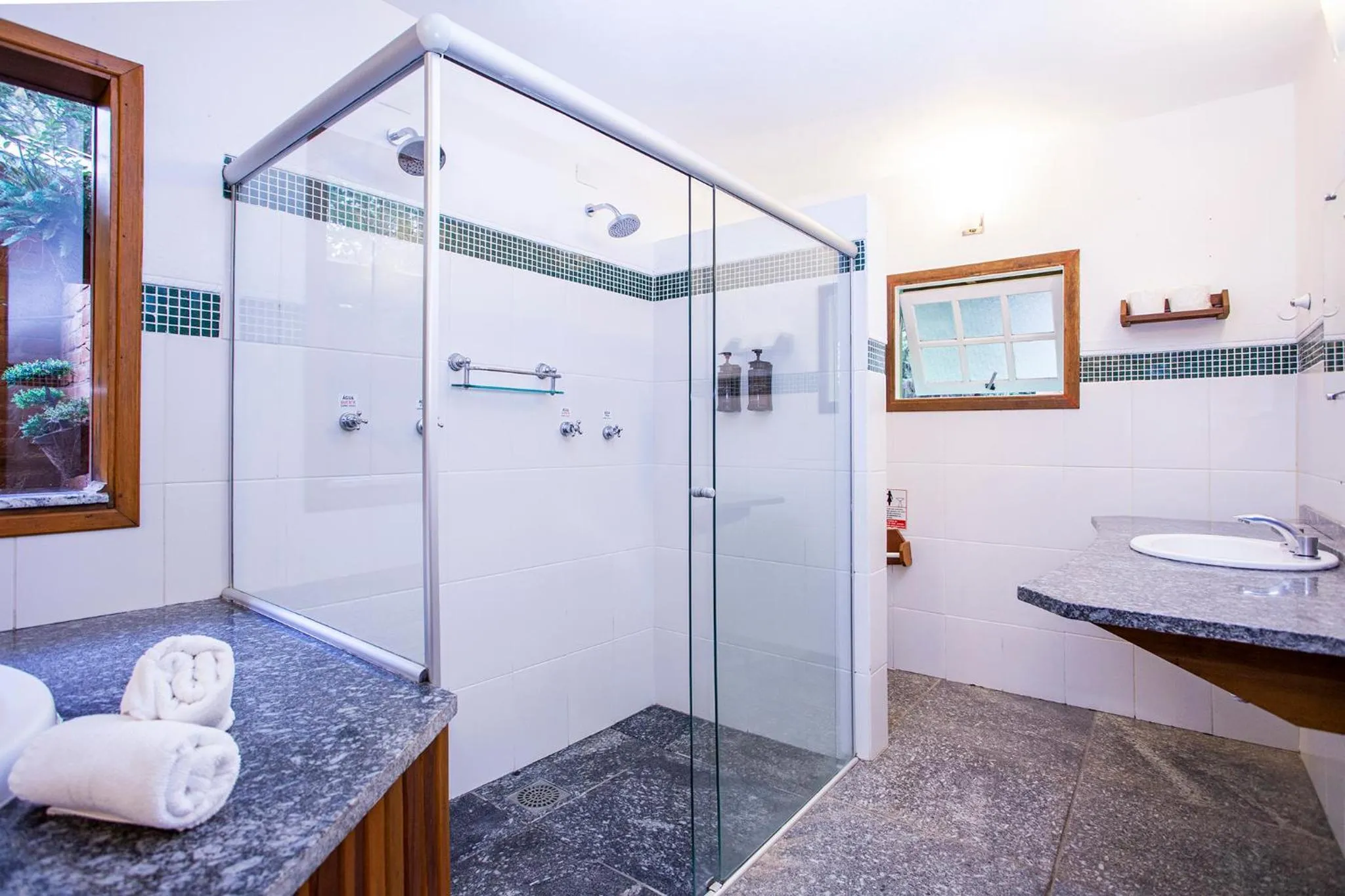 Shower in Pousada Suiça Mineira Garden