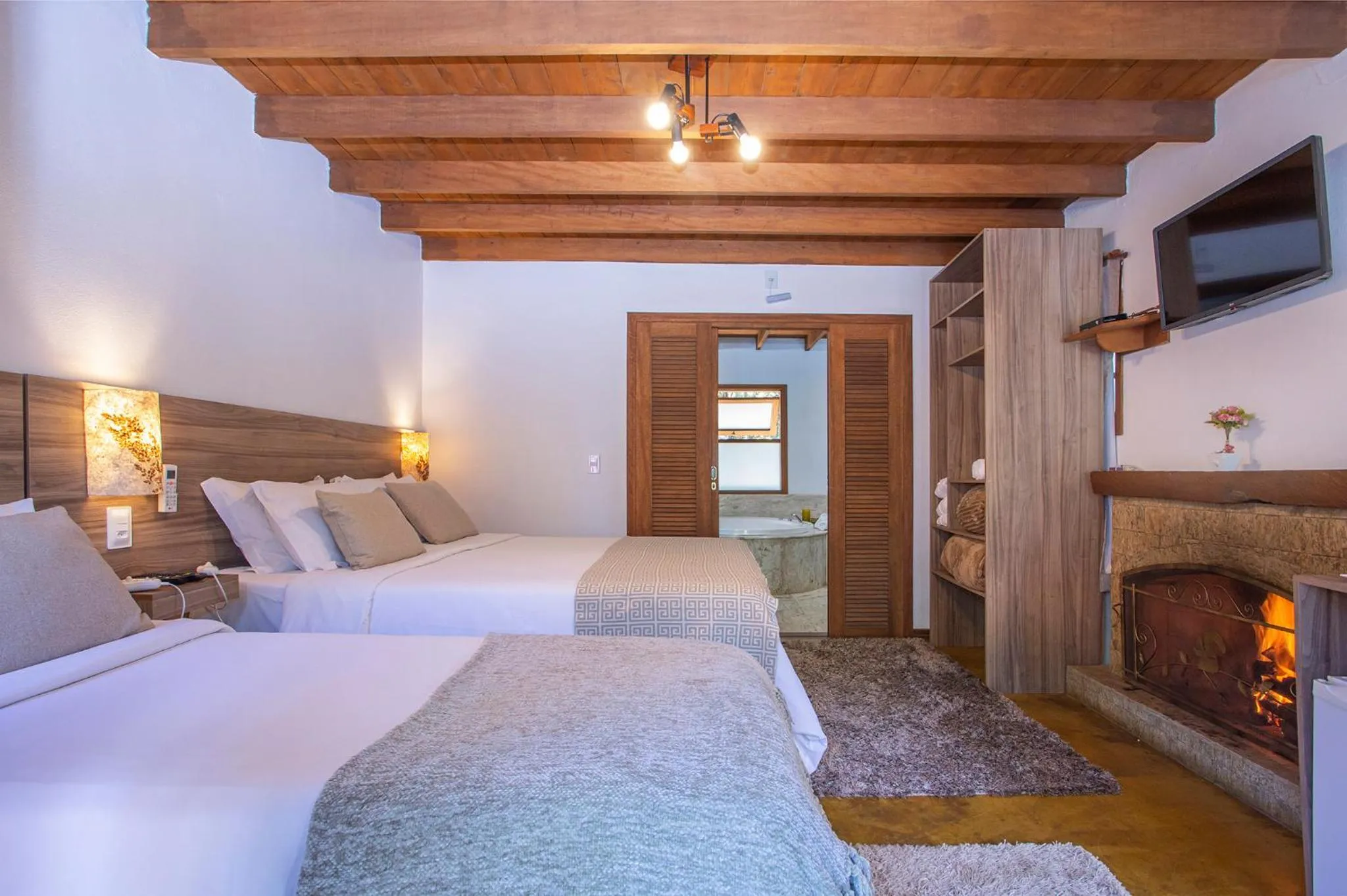 Communal lounge/ TV room, Bed in Pousada Suiça Mineira Garden