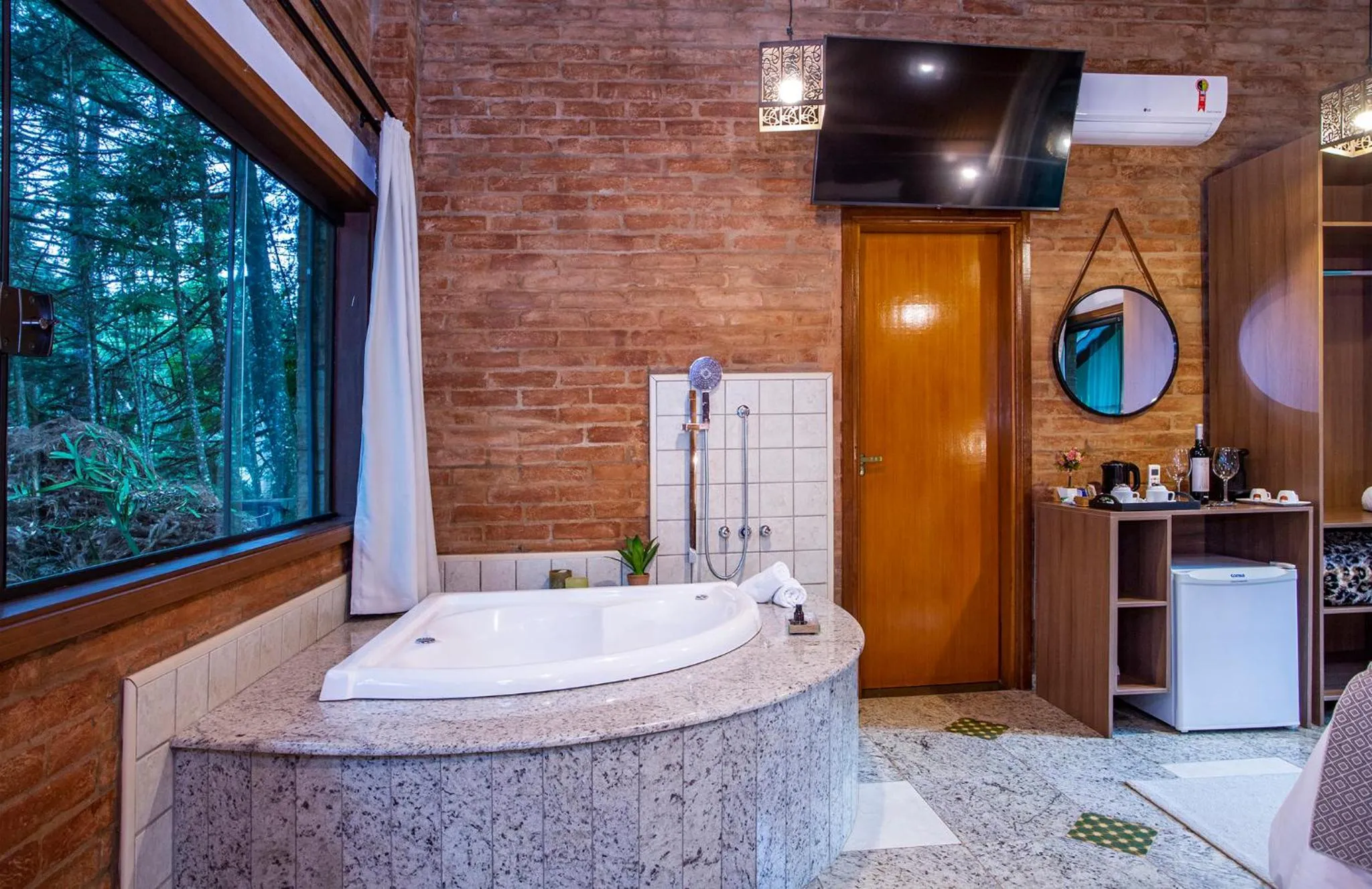 Hot Tub in Pousada Suiça Mineira Garden