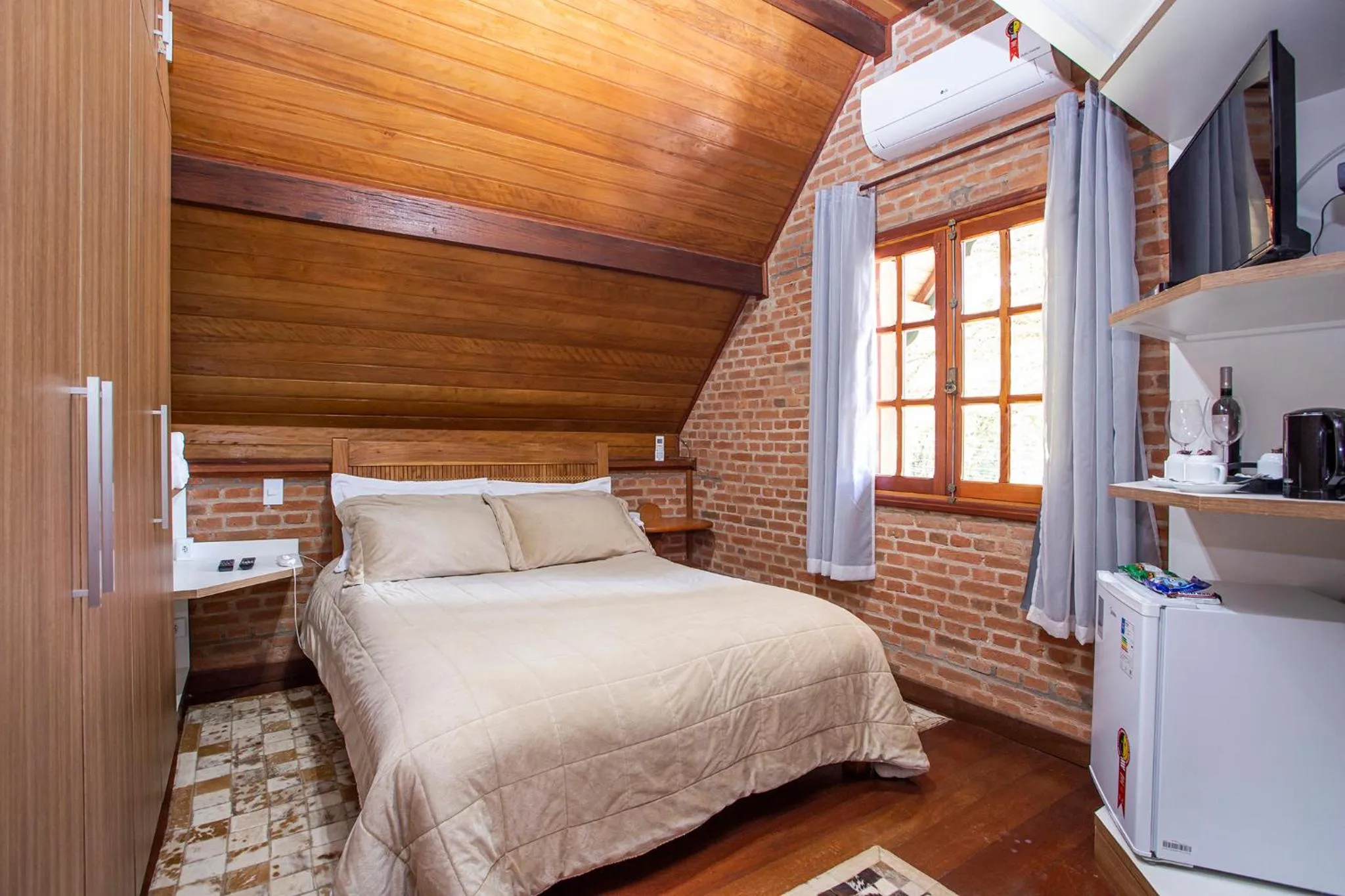 Photo of the whole room, Bed in Pousada Suiça Mineira Garden