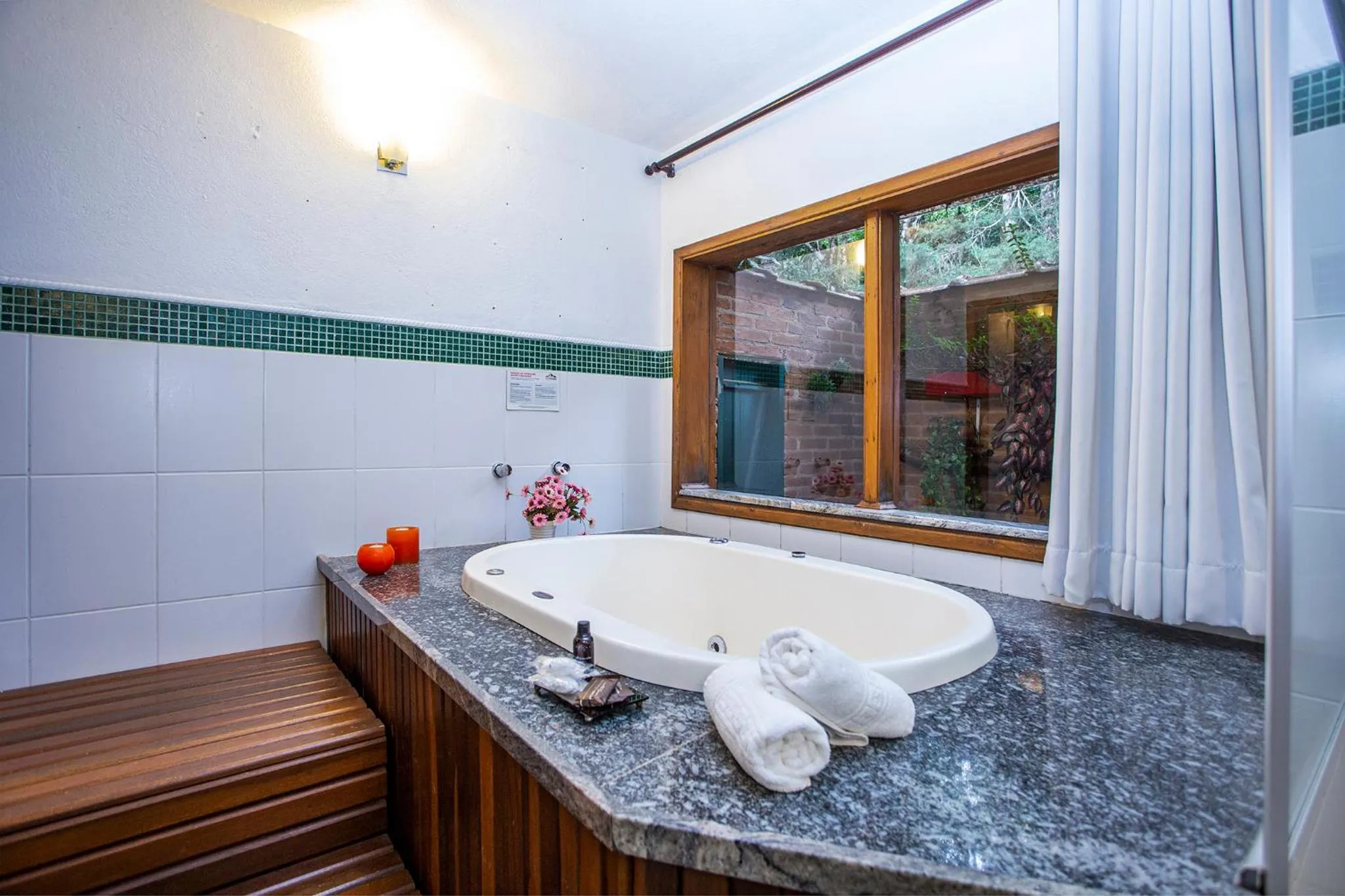 Hot Tub in Pousada Suiça Mineira Garden