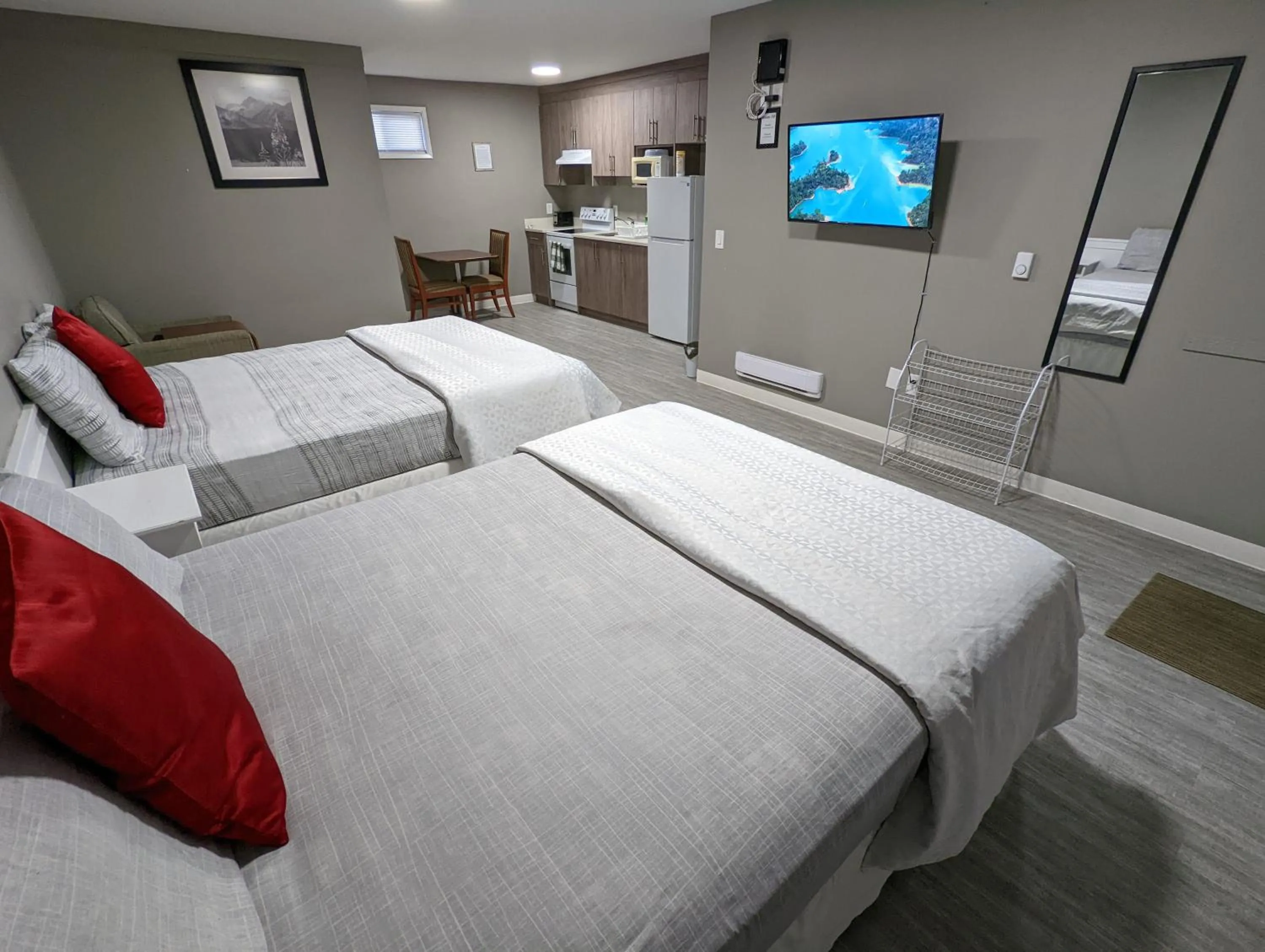 Photo of the whole room, Bed in Riverside Motel & Suites