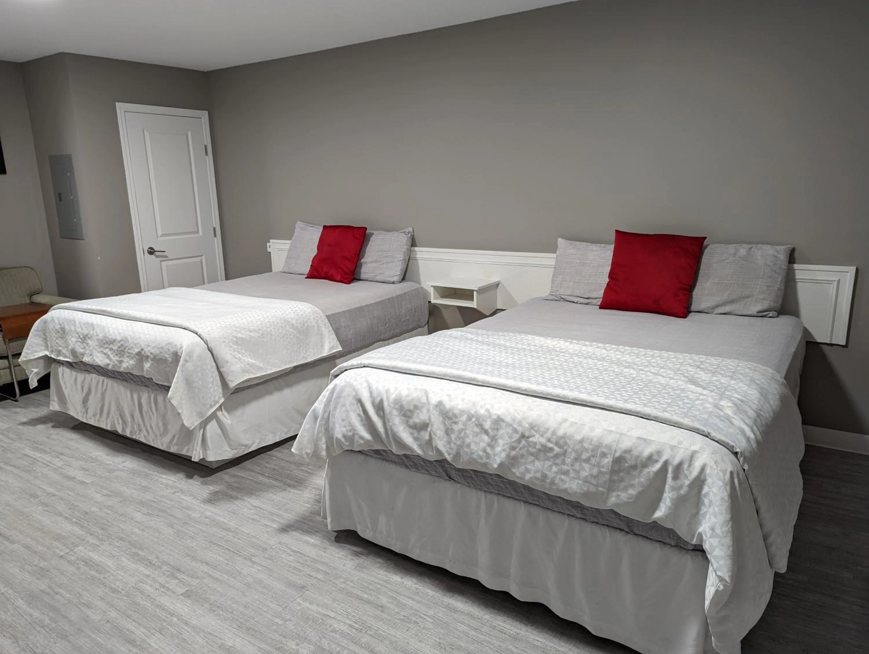 Bedroom, Bed in Riverside Motel & Suites