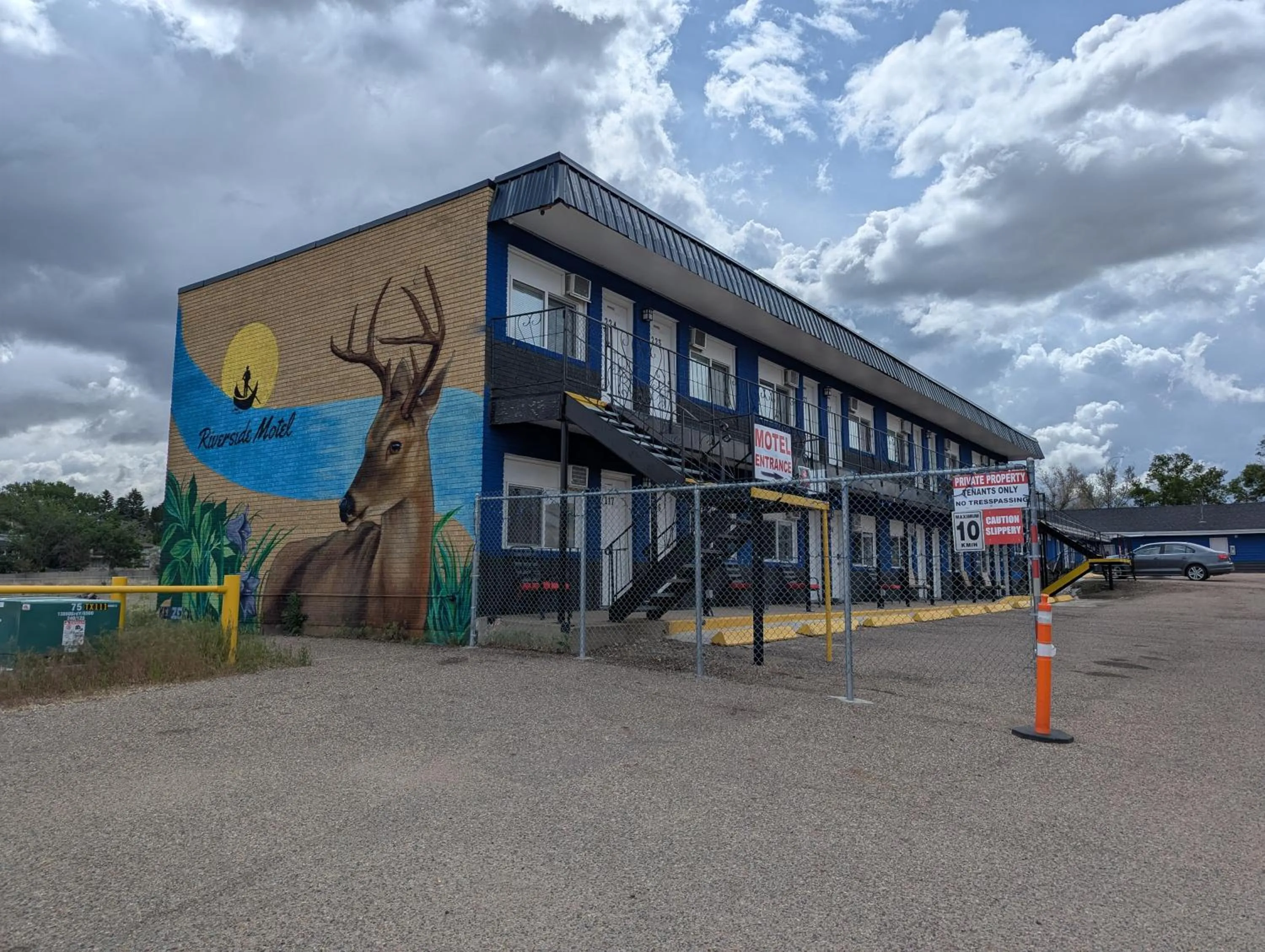 Property building in Riverside Motel & Suites