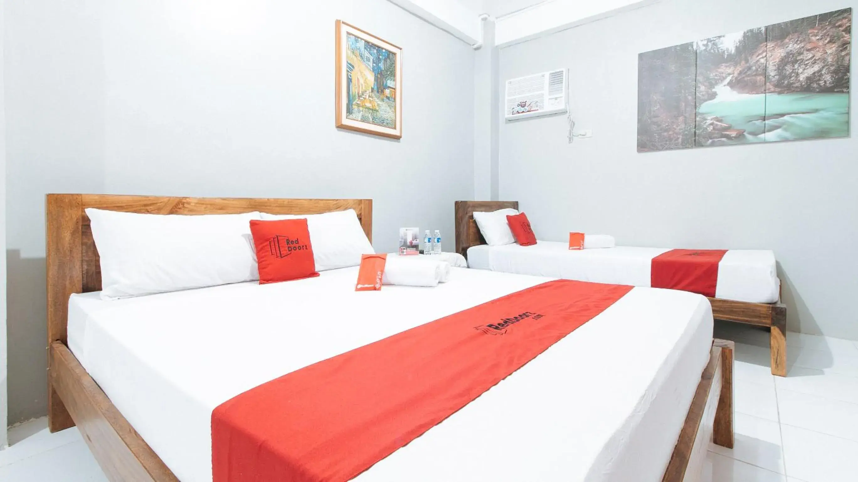 Bed in RedDoorz near Pasay Rotonda Bed in RedDoorz near Pasay Rotonda