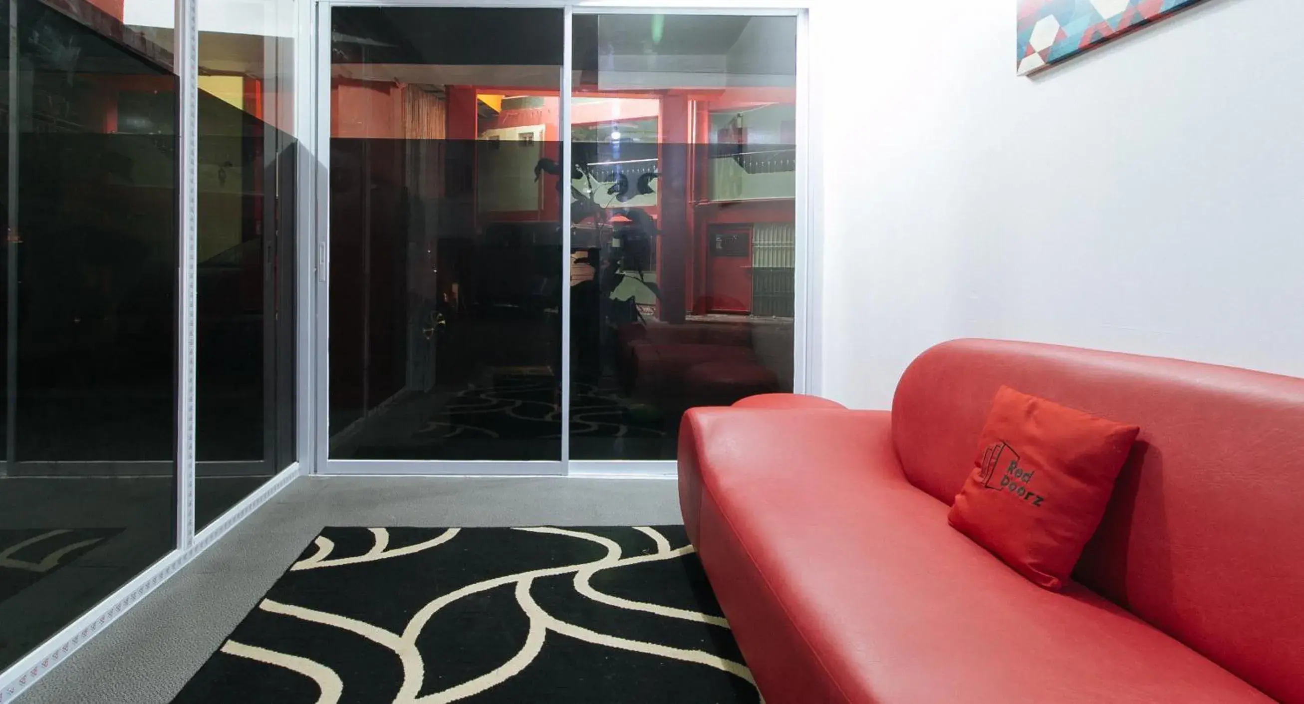 Seating area in RedDoorz near Pasay Rotonda Seating area in RedDoorz near Pasay Rotonda