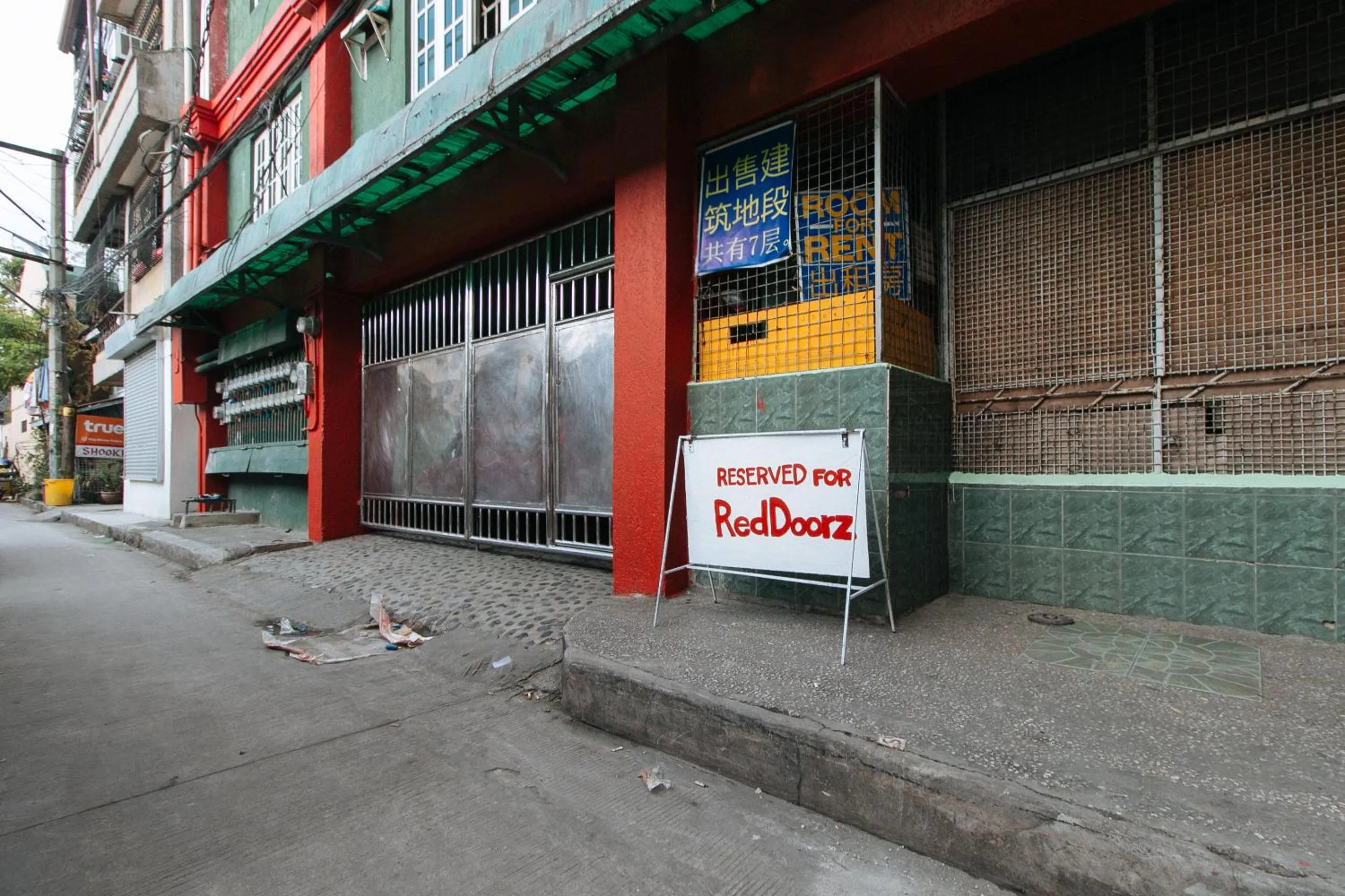Property building in RedDoorz near Pasay Rotonda