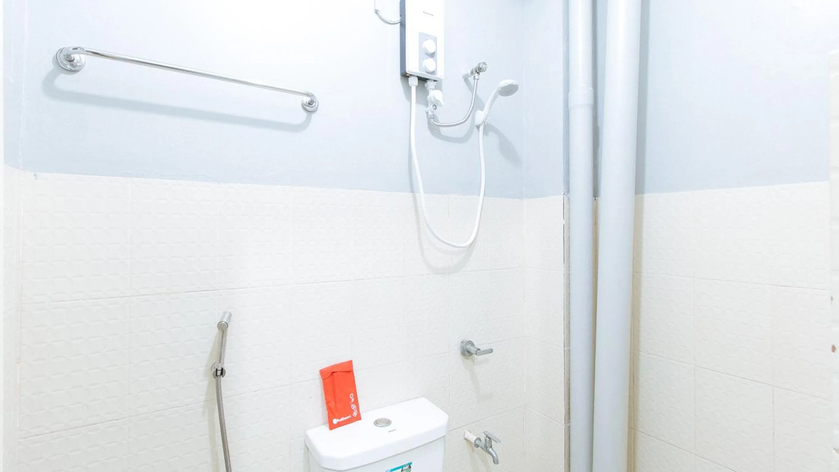 Shower in RedDoorz near Pasay Rotonda