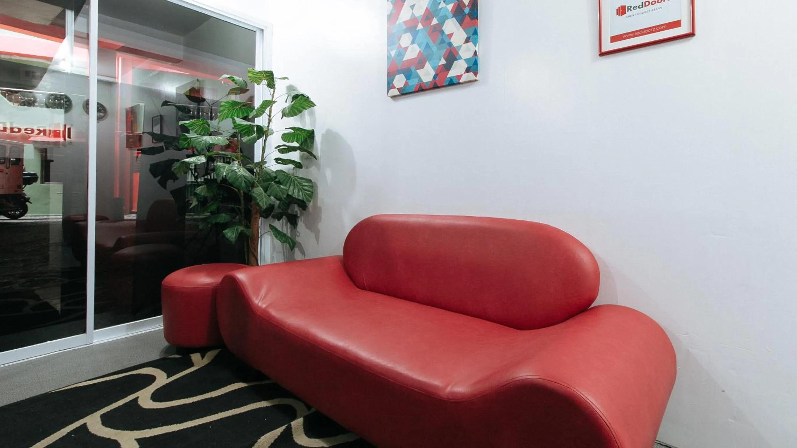 Seating area in RedDoorz near Pasay Rotonda