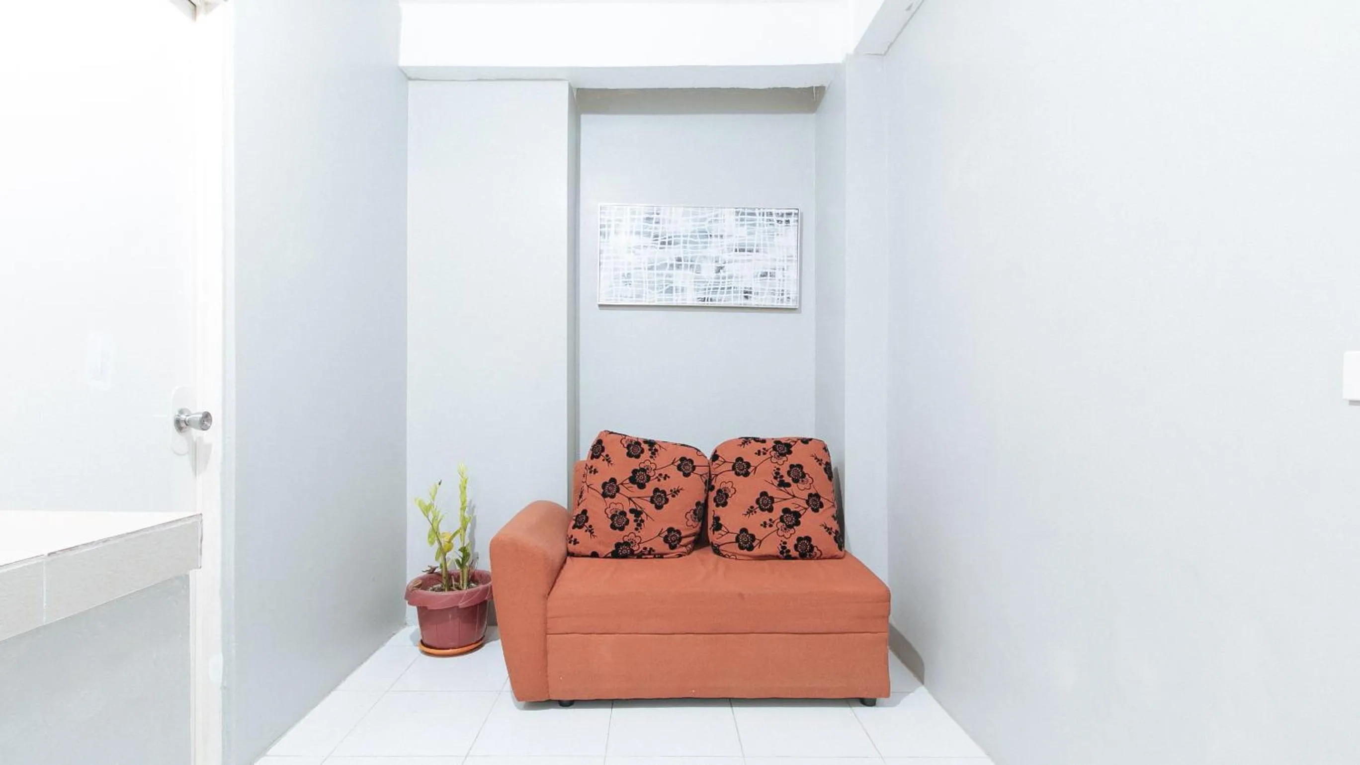 Seating area in RedDoorz near Pasay Rotonda