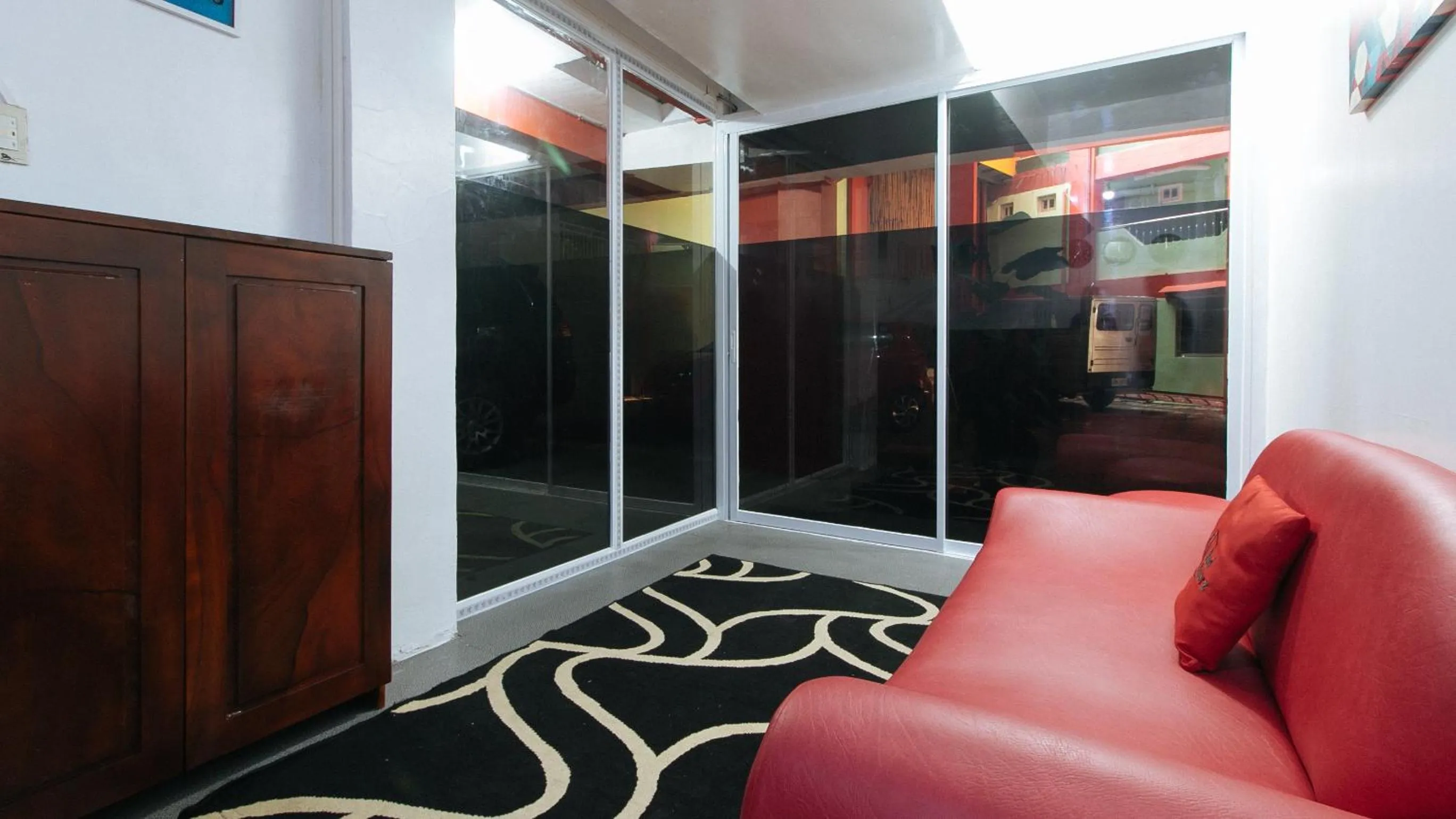 Seating area in RedDoorz near Pasay Rotonda