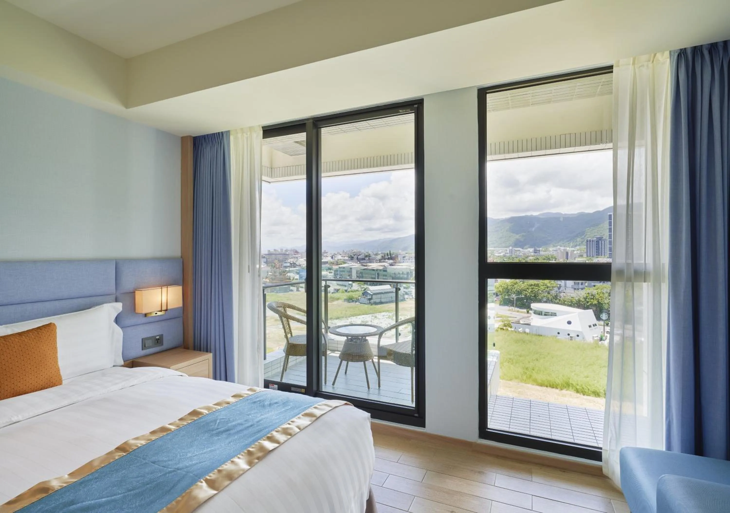 Balcony/Terrace, Bed in Lanyang Seaview Hotel