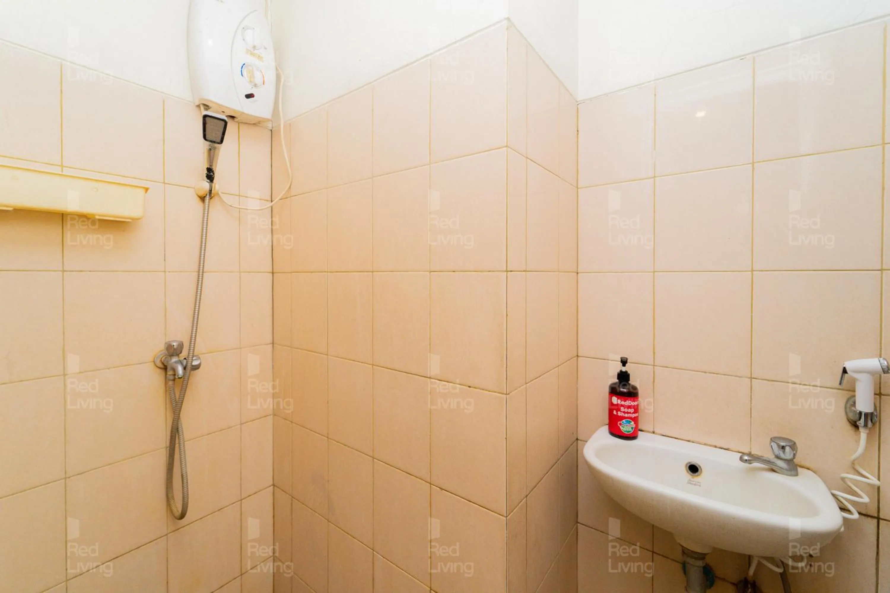 Bathroom in RedLiving Apartemen Tamansari Panoramic - Narel