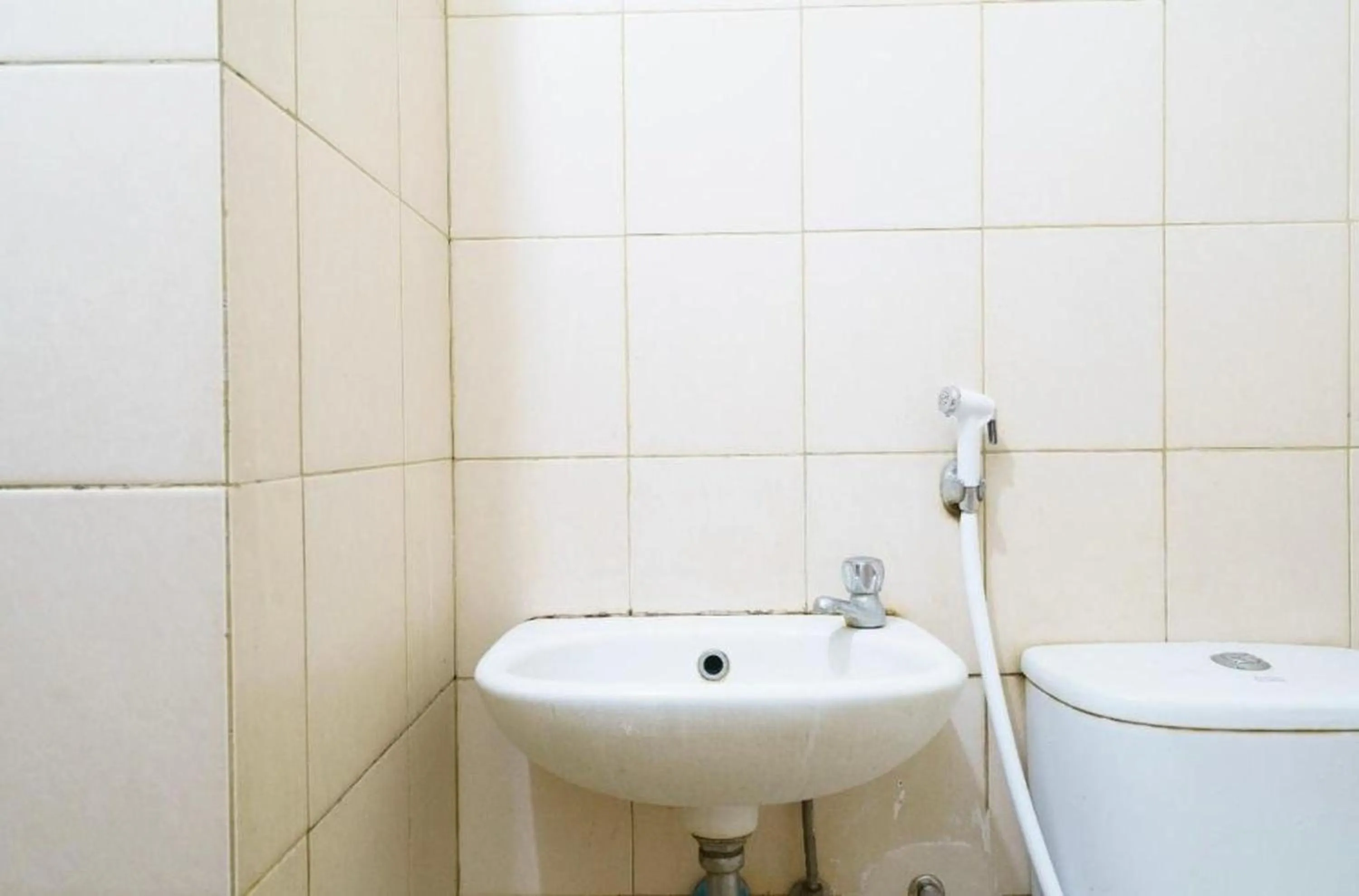 Bathroom in OYO 93828 Apartemen Tamansari Panoramic By Narel Room