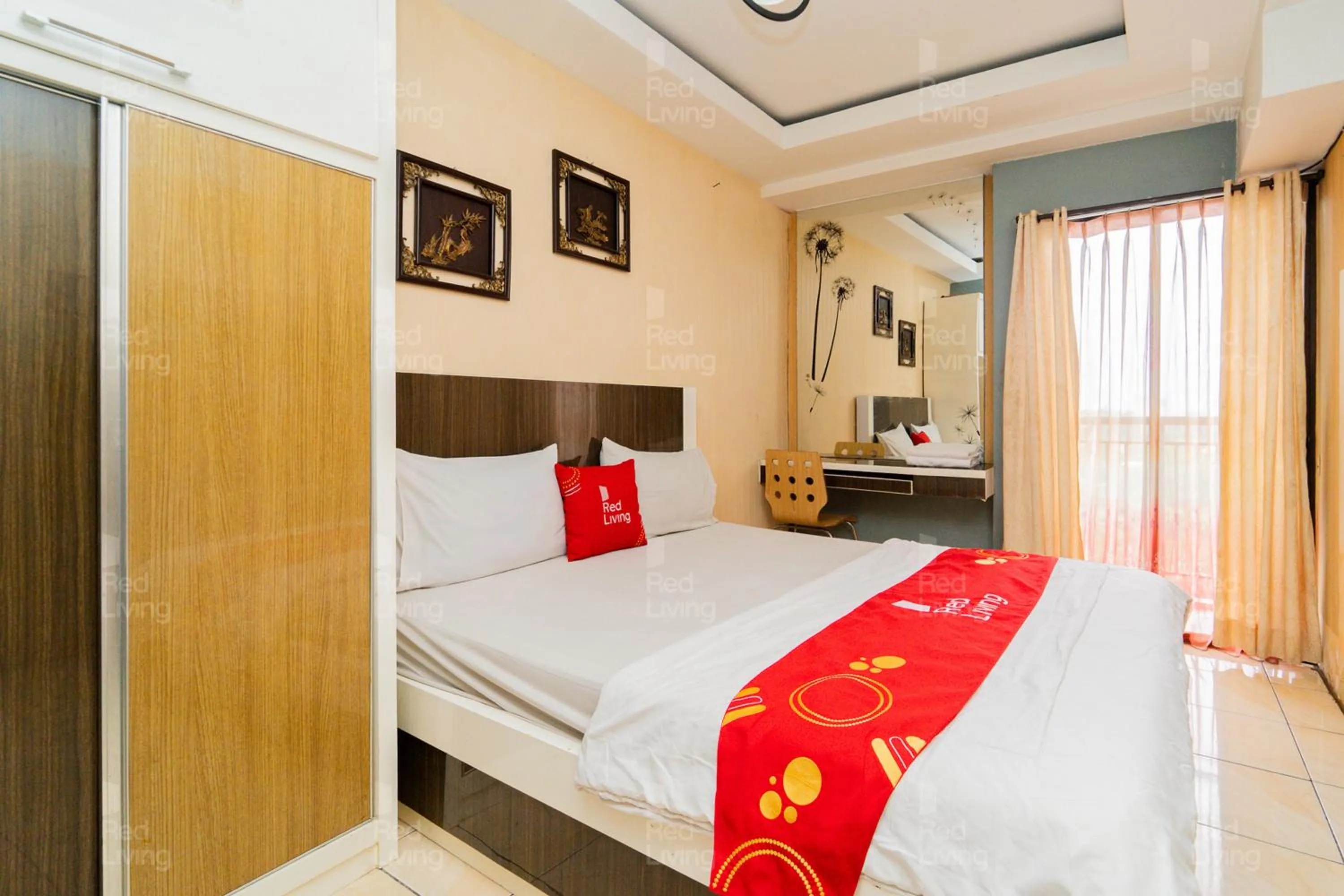Bedroom, Bed in RedLiving Apartemen Tamansari Panoramic - Narel