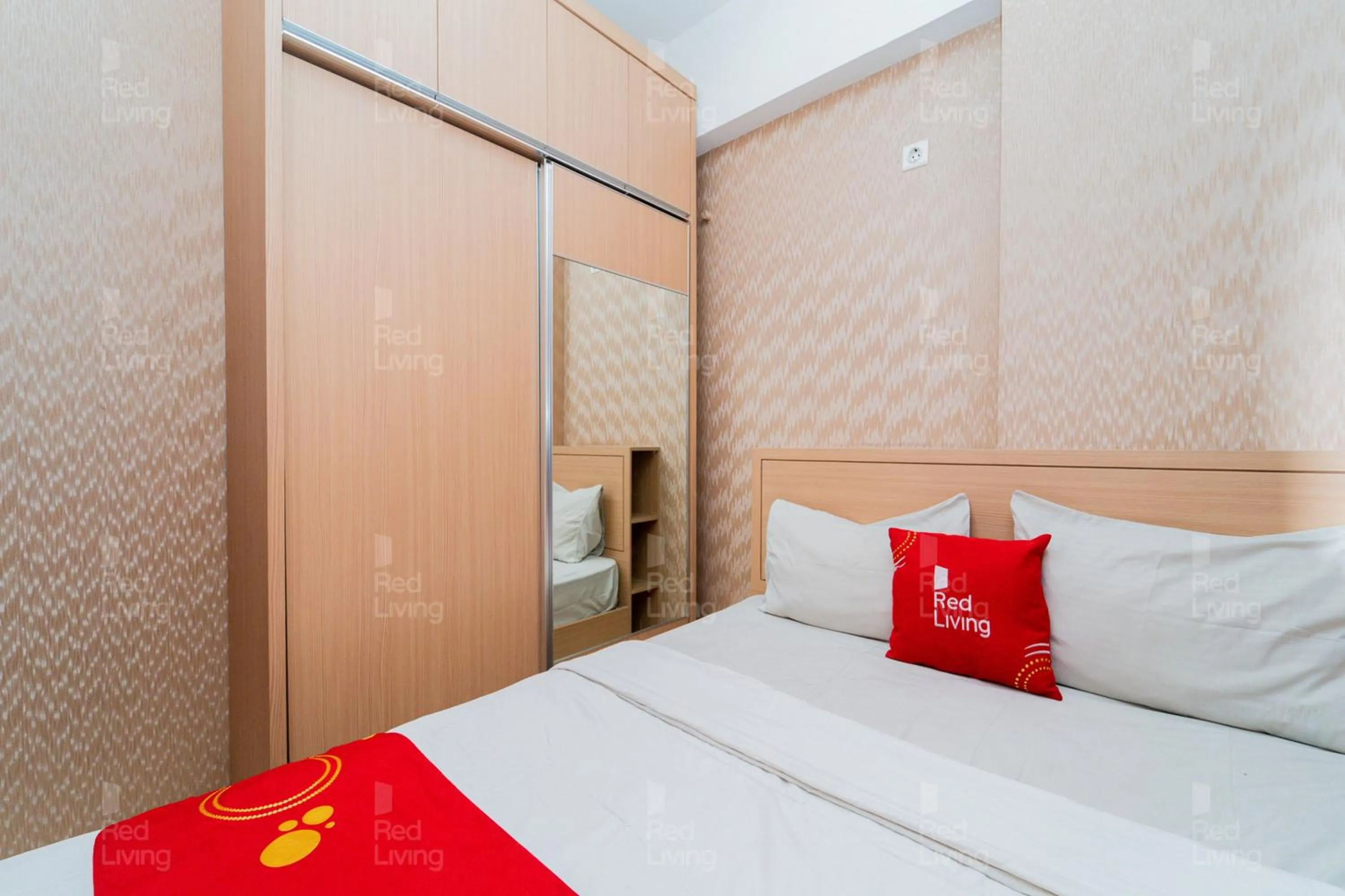 Bedroom, Bed in RedLiving Apartemen Tamansari Panoramic - Narel