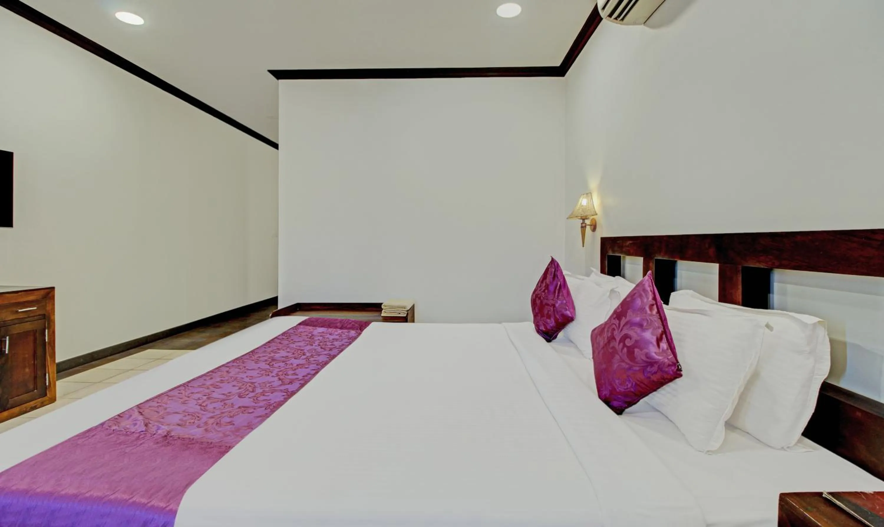 Bedroom, Bed in Treebo Premium Travancore Palace Cherthala