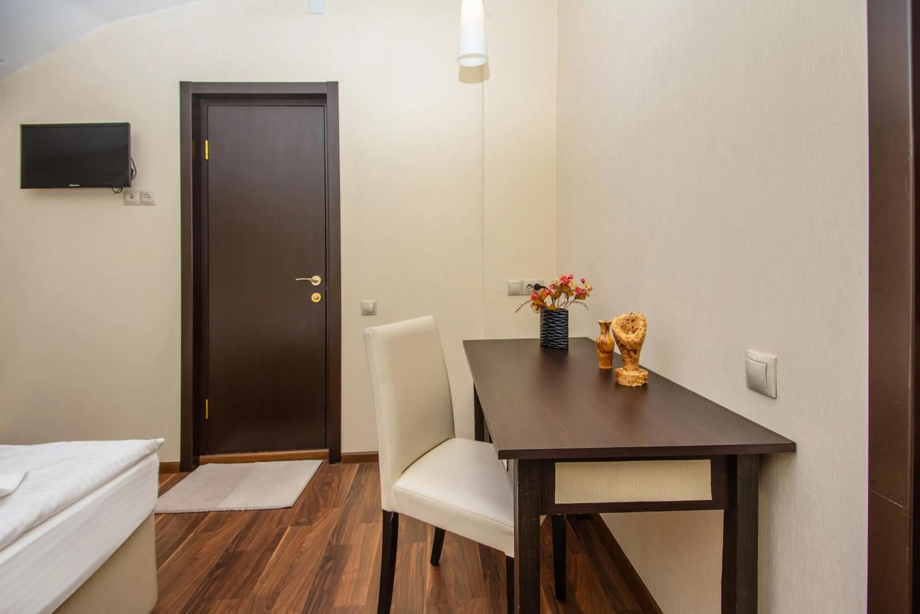 Photo of the whole room, Bed in Lowell Hotel