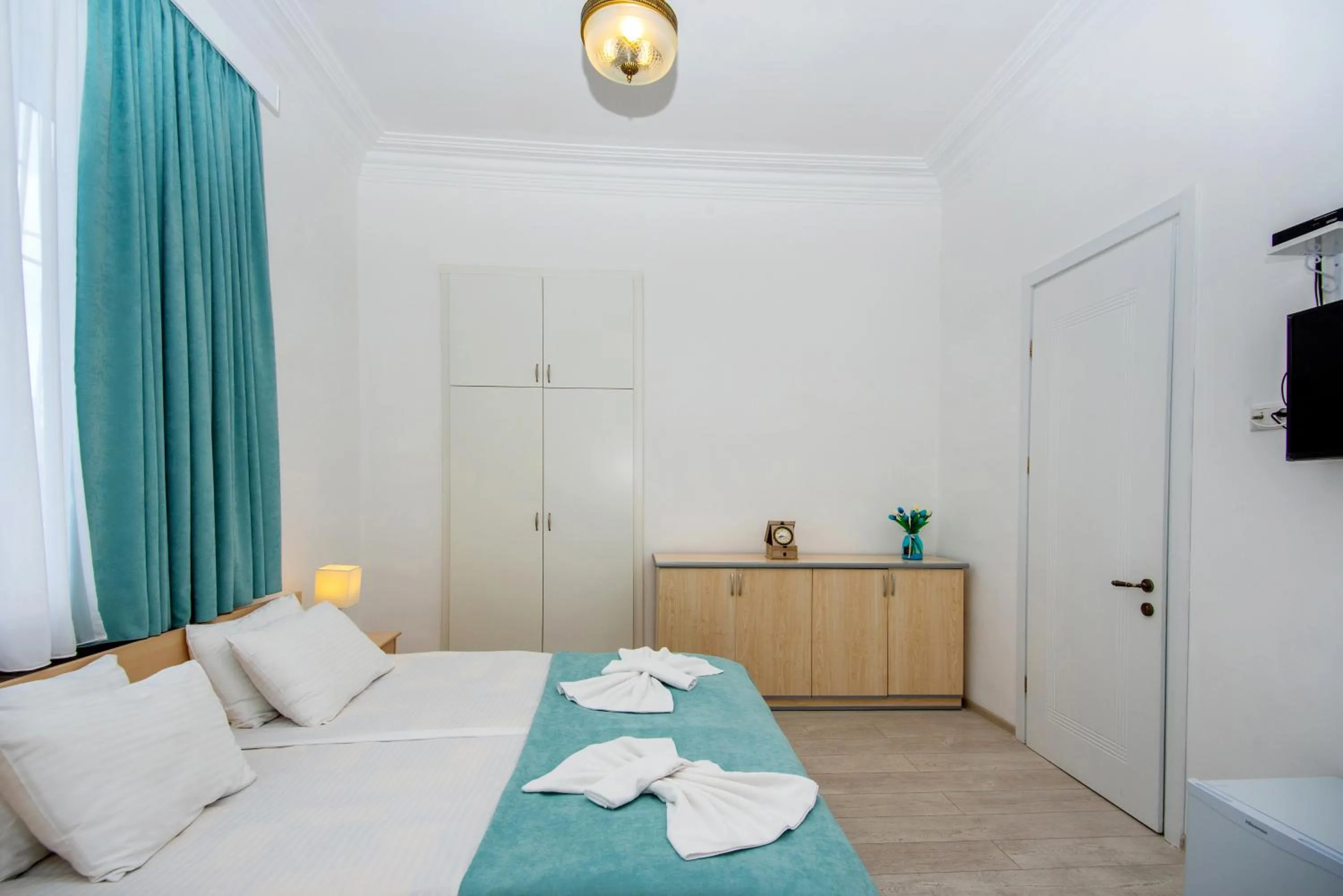 Photo of the whole room, Bed in Lowell Hotel