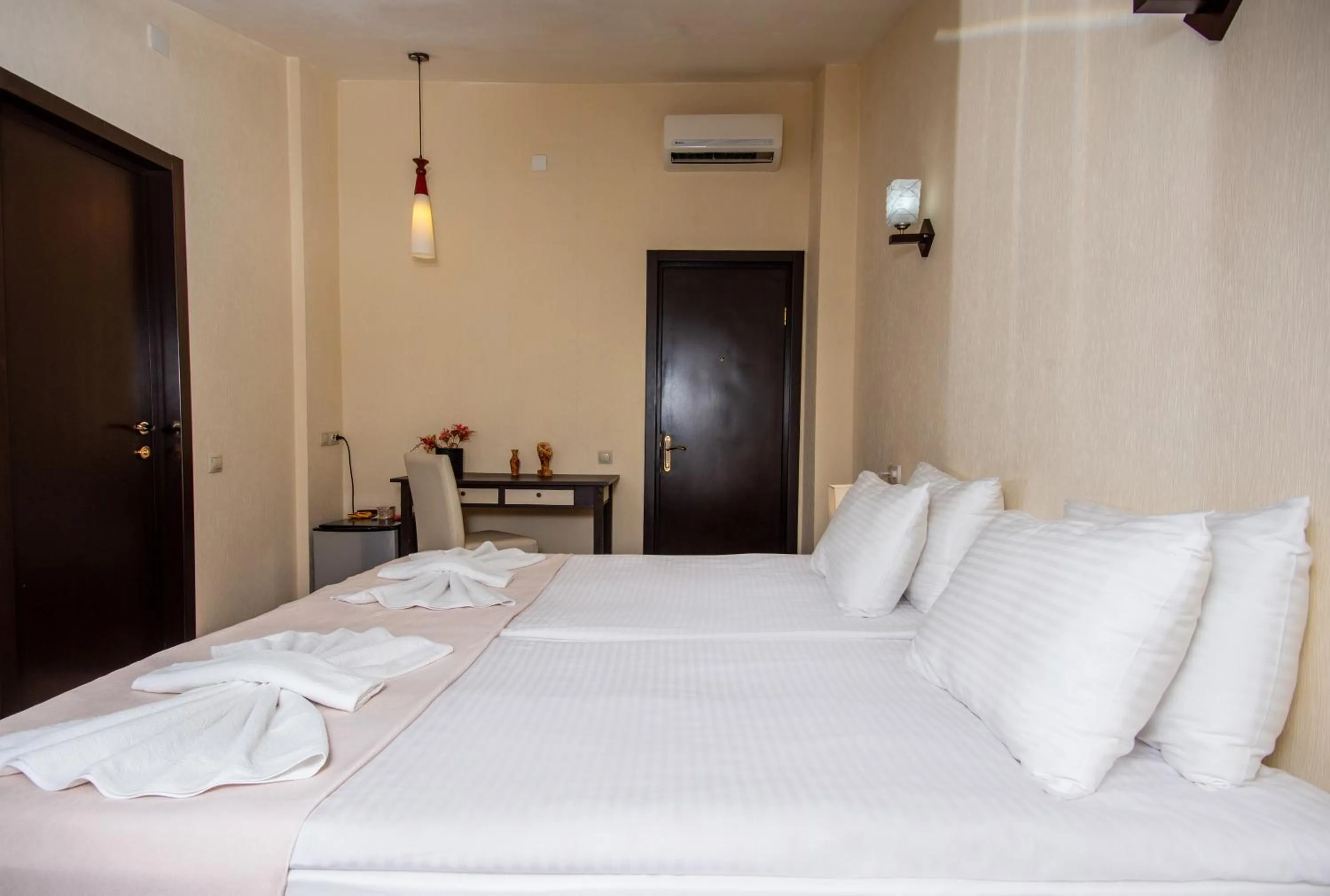 Photo of the whole room, Bed in Lowell Hotel