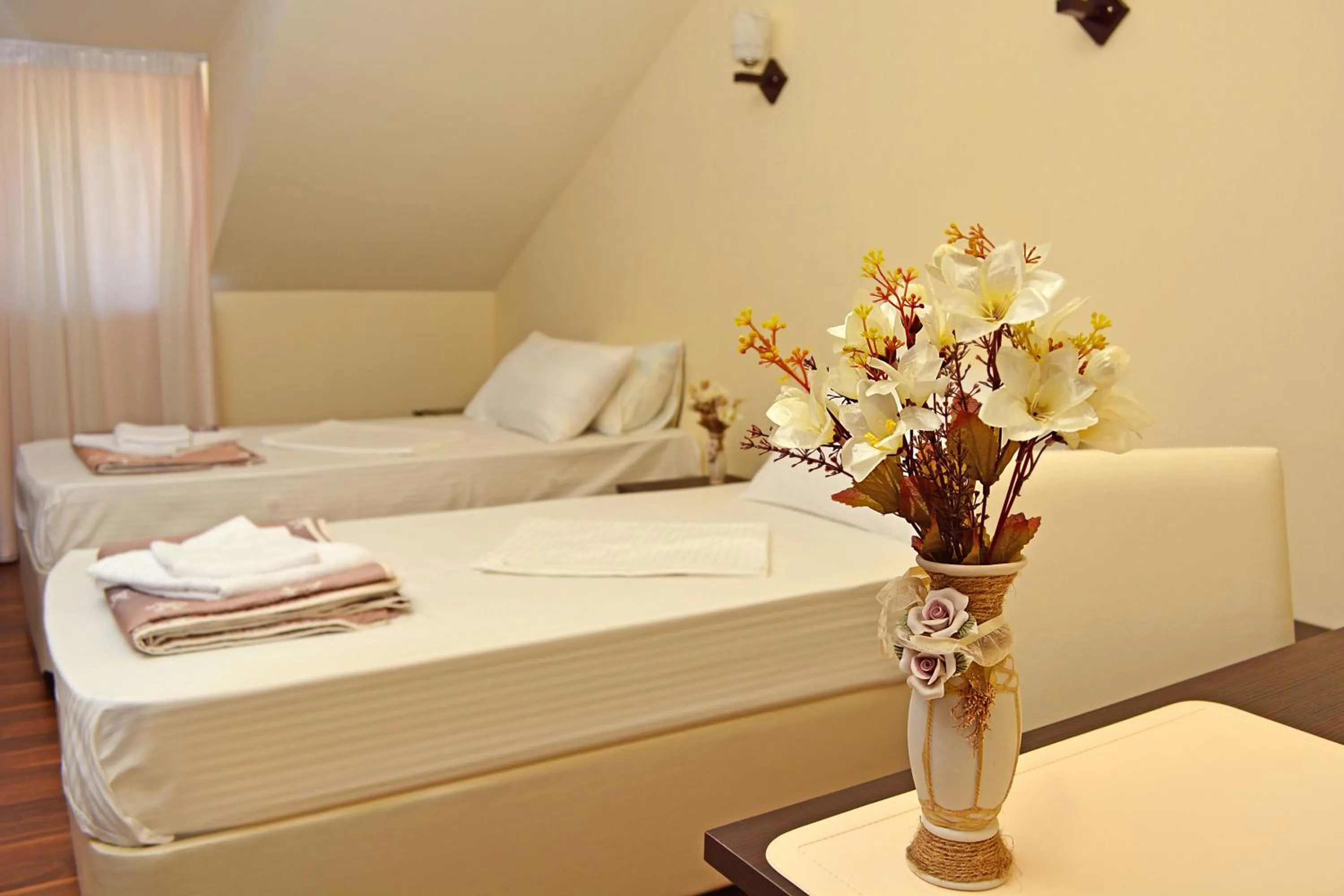 Photo of the whole room, Bed in Lowell Hotel