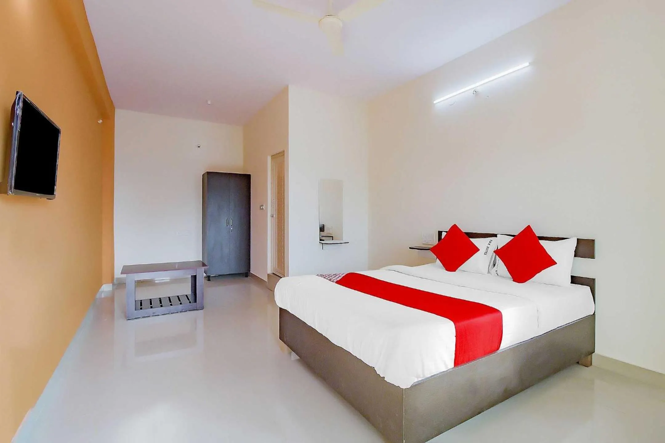 Bedroom in Hotel O P N K Suites