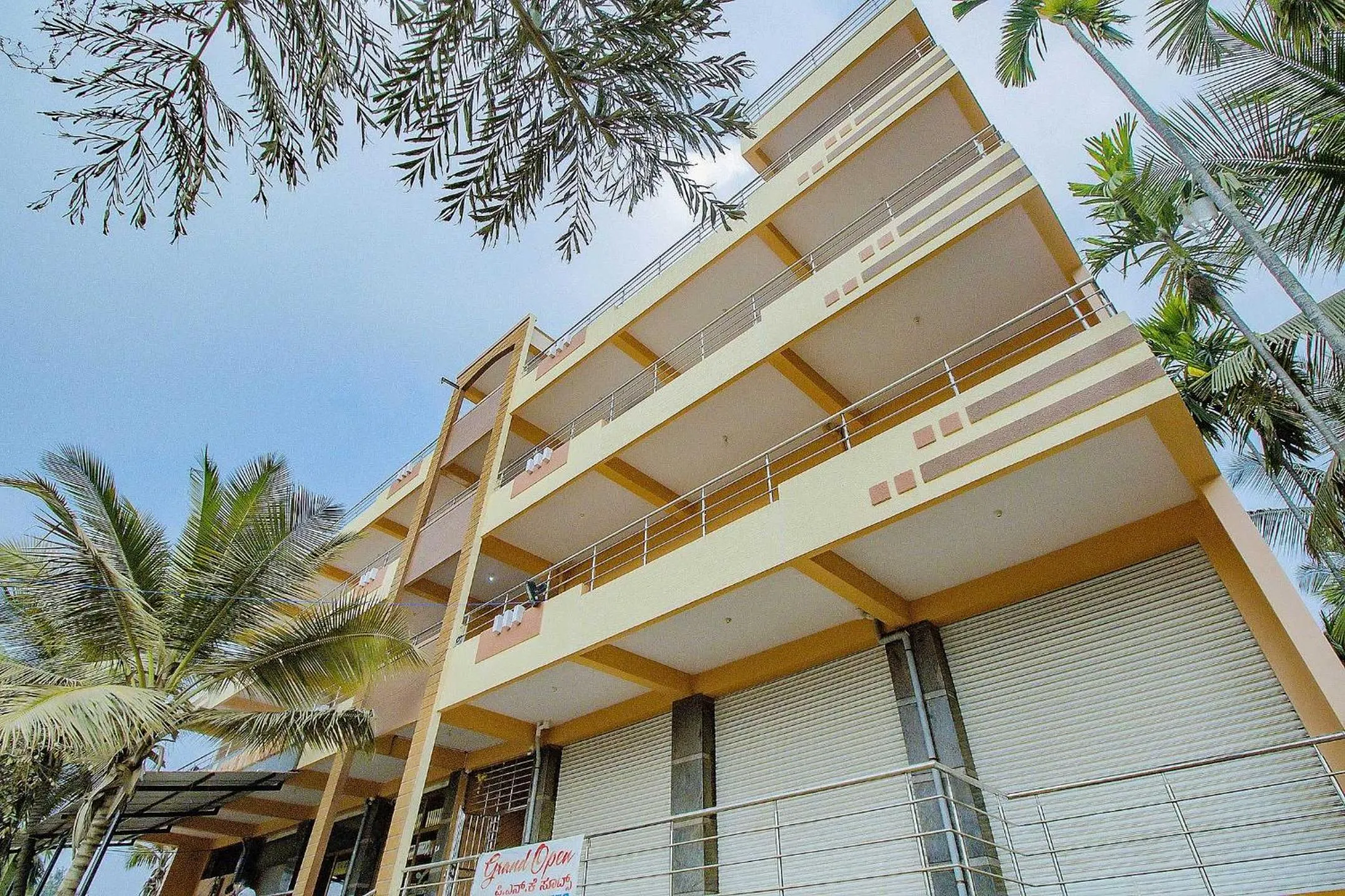 Facade/entrance in Hotel O P N K Suites