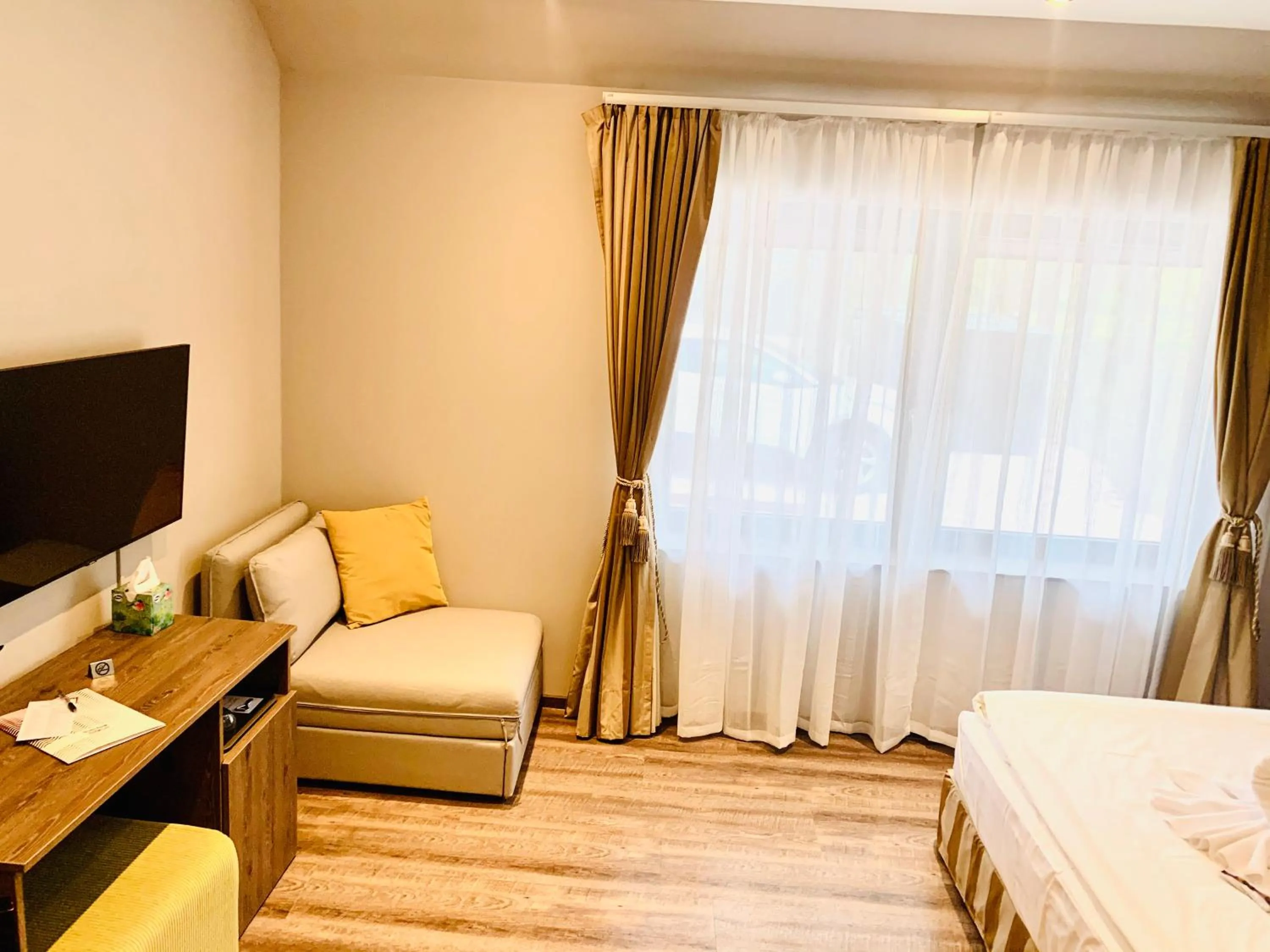 TV and multimedia, Bed in Waterfront Lodge
