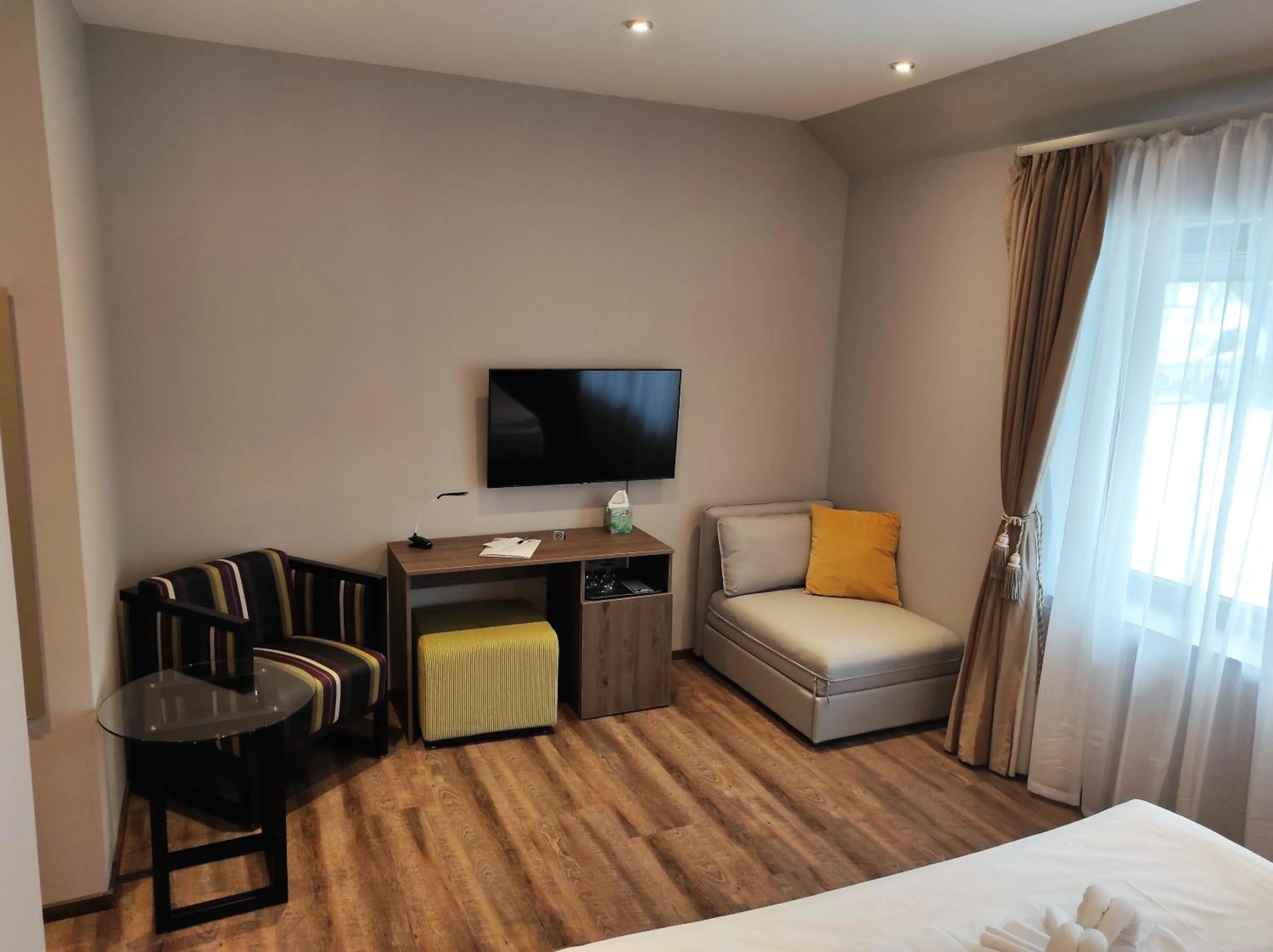TV and multimedia, Bed in Waterfront Lodge