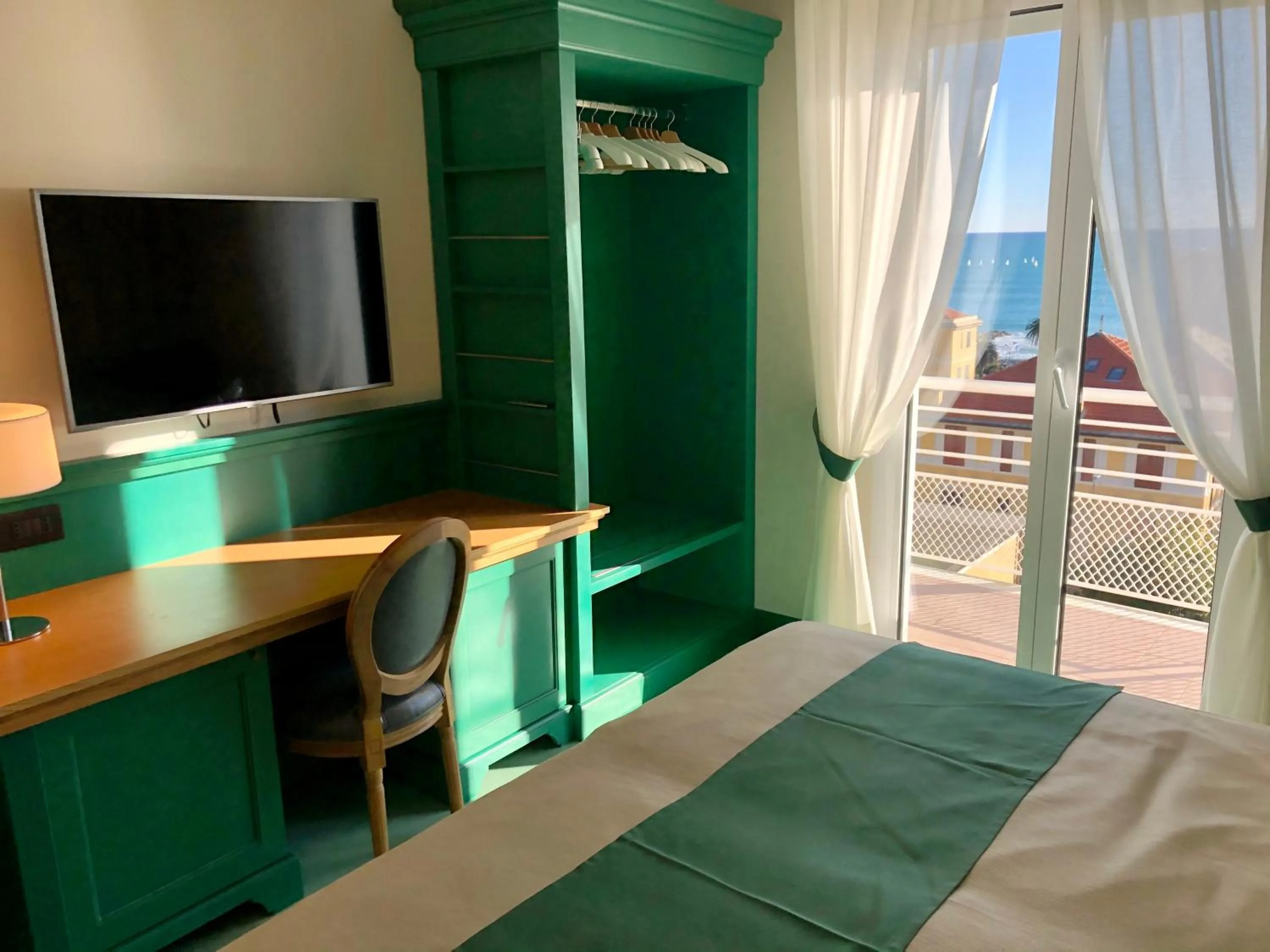 Communal lounge/ TV room, Bed in MH HOTEL VARAZZE