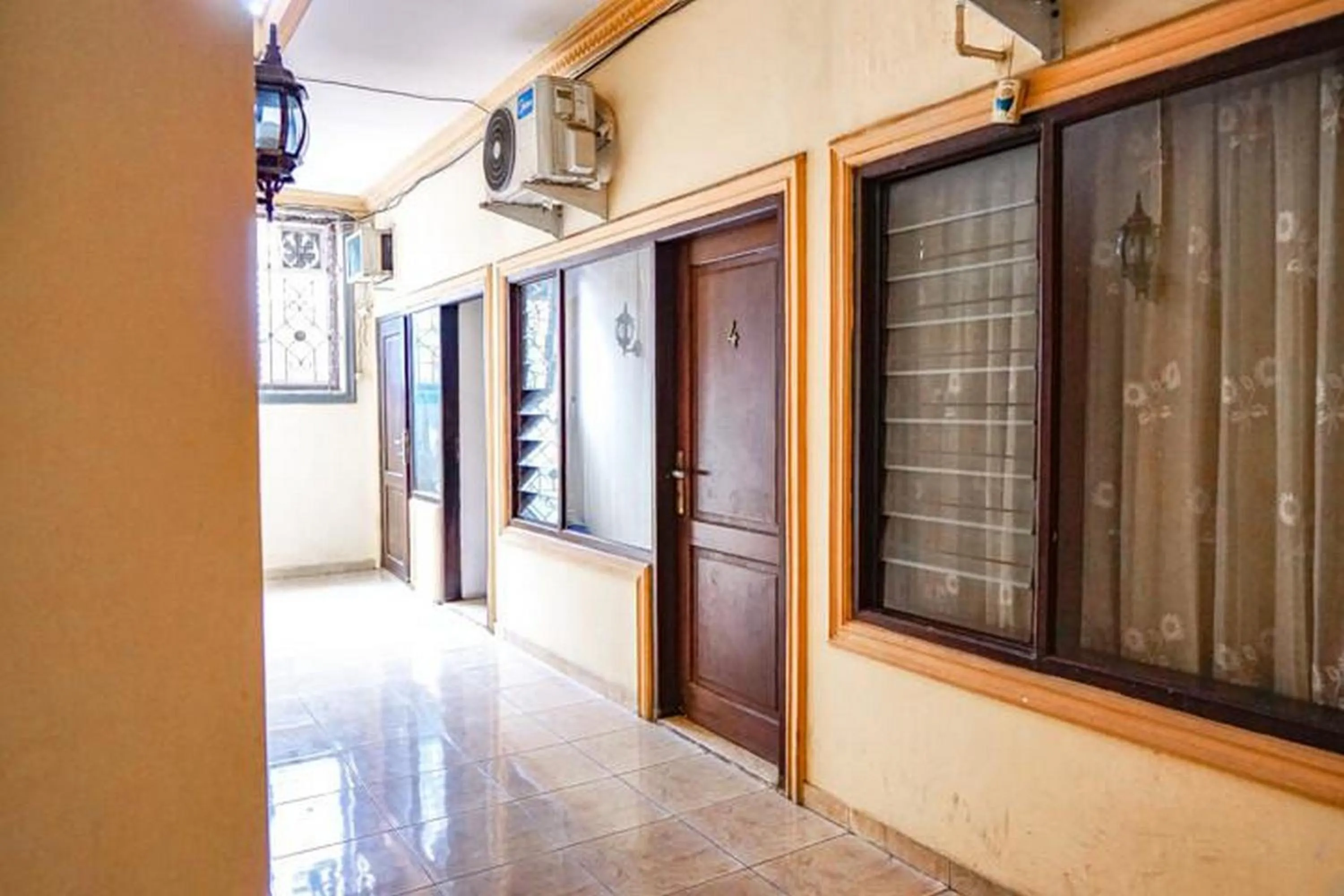 RedDoorz near Mall Ciputra World Surabaya