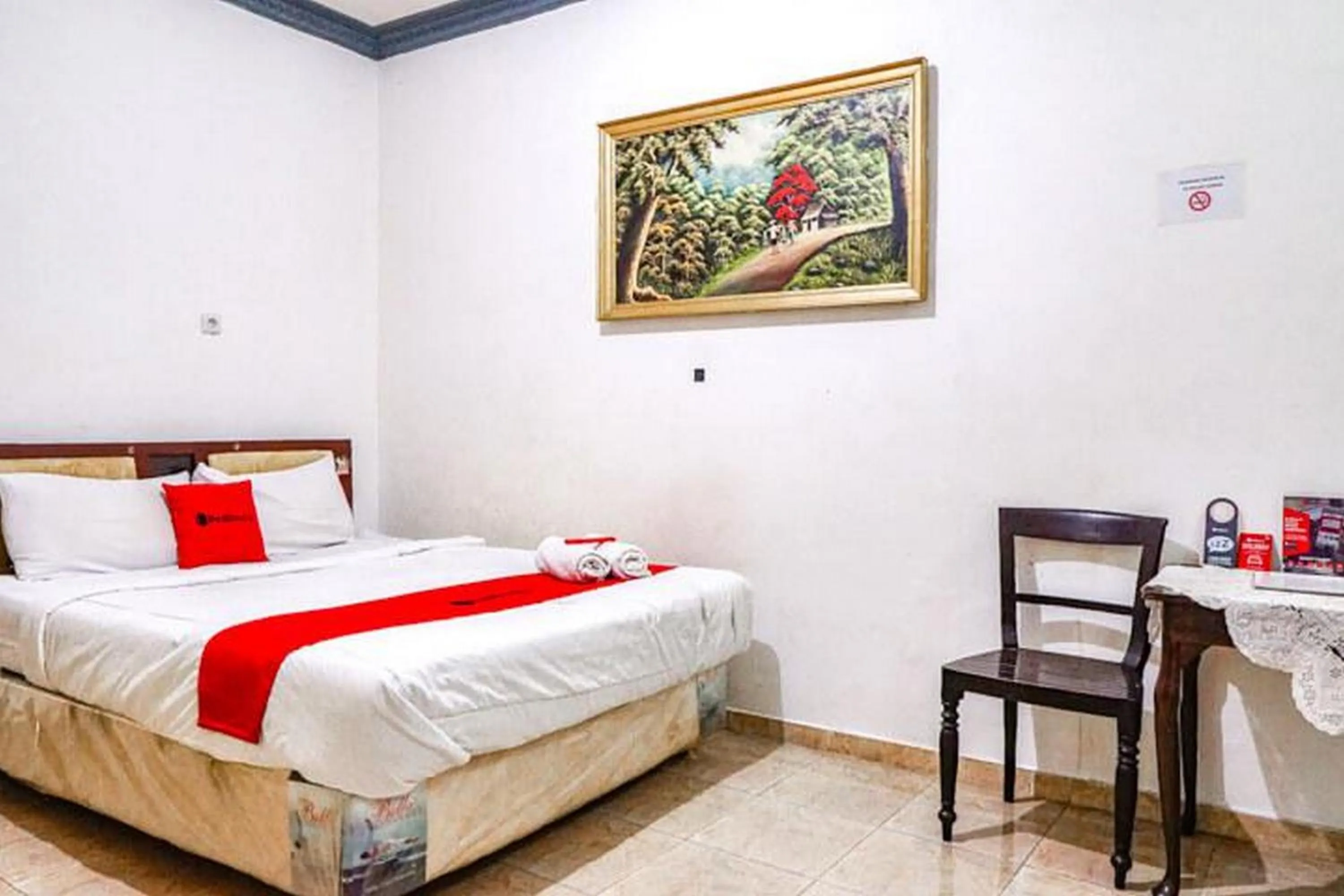 Standard Double Room in RedDoorz near Mall Ciputra World Surabaya