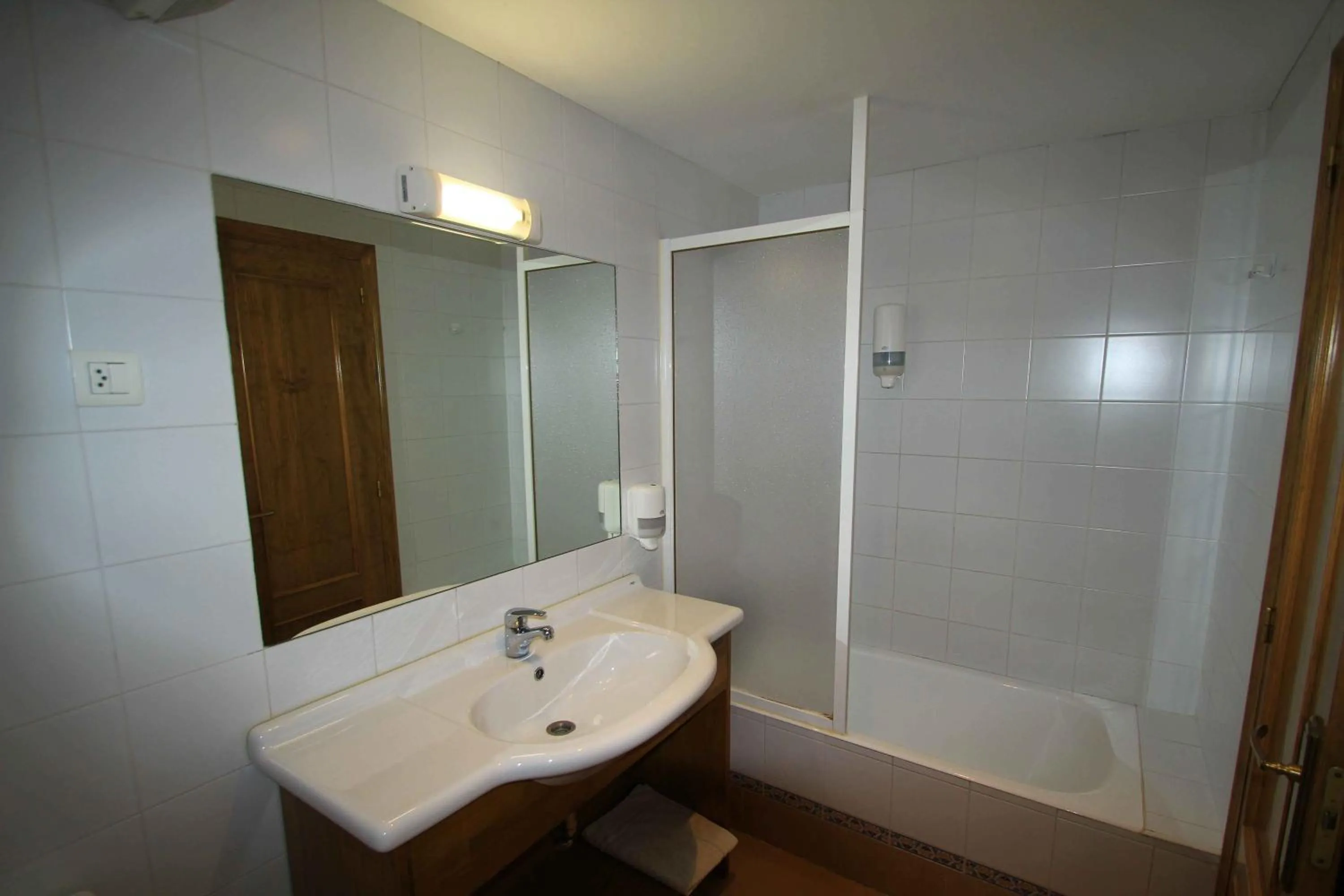 Bathroom in Hotel, Bungalows y Camping Viu