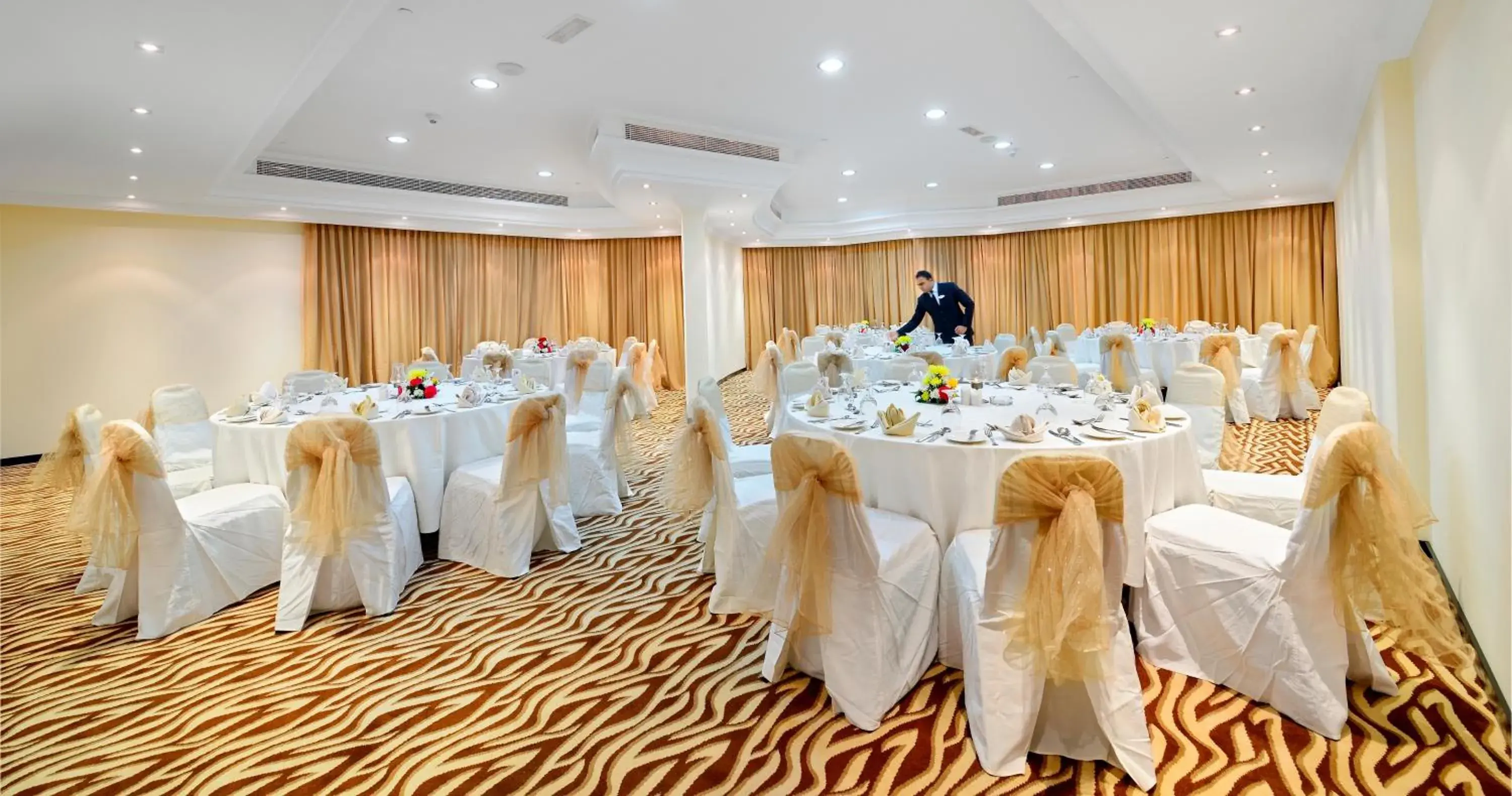 Restaurant/places to eat in Al Majaz Premiere Hotel Apartments Restaurant/places to eat in Al Majaz Premiere Hotel Apartments