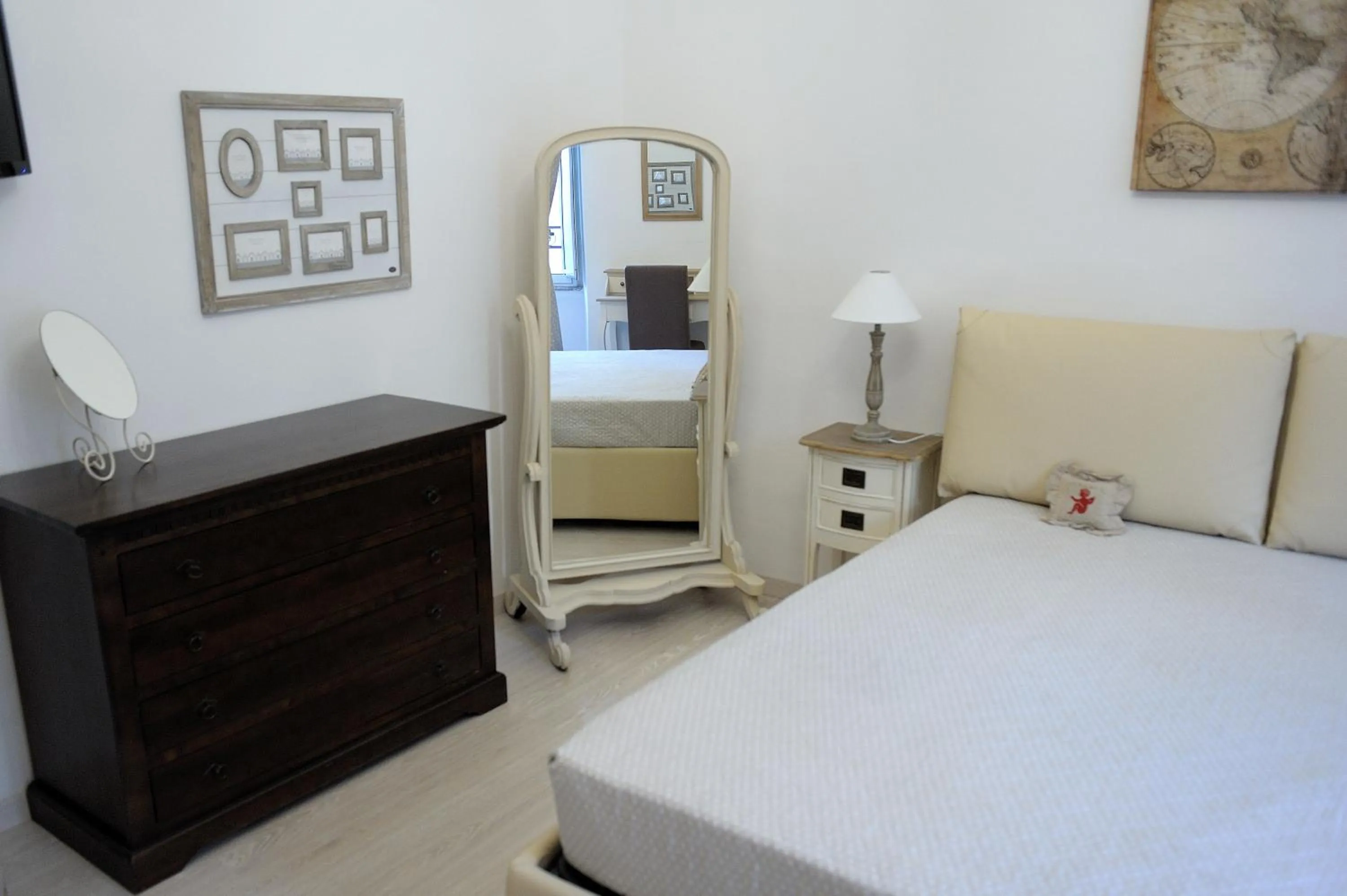 Photo of the whole room, Bed in Aquarius Inn