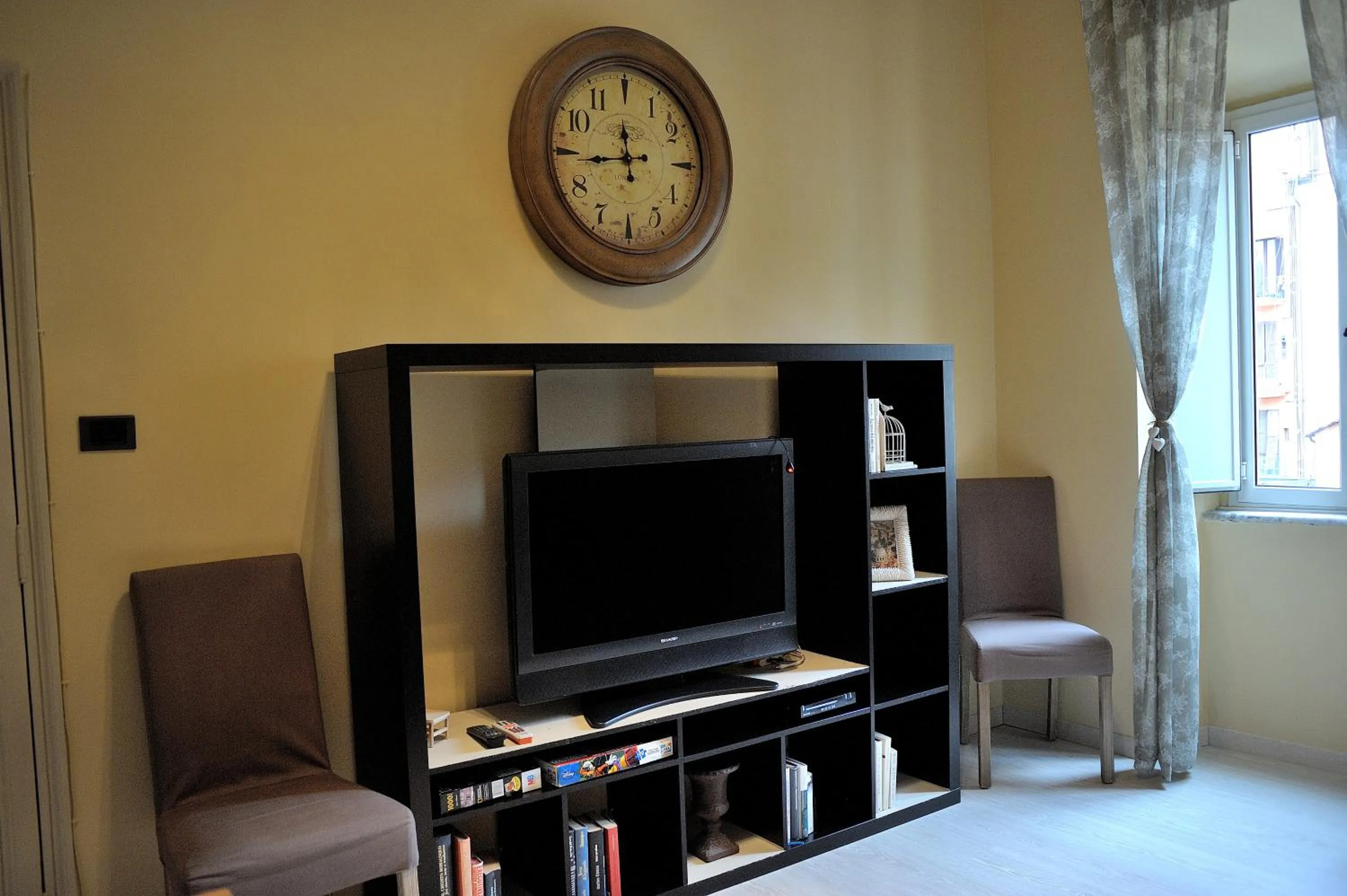 Communal lounge/ TV room in Aquarius Inn